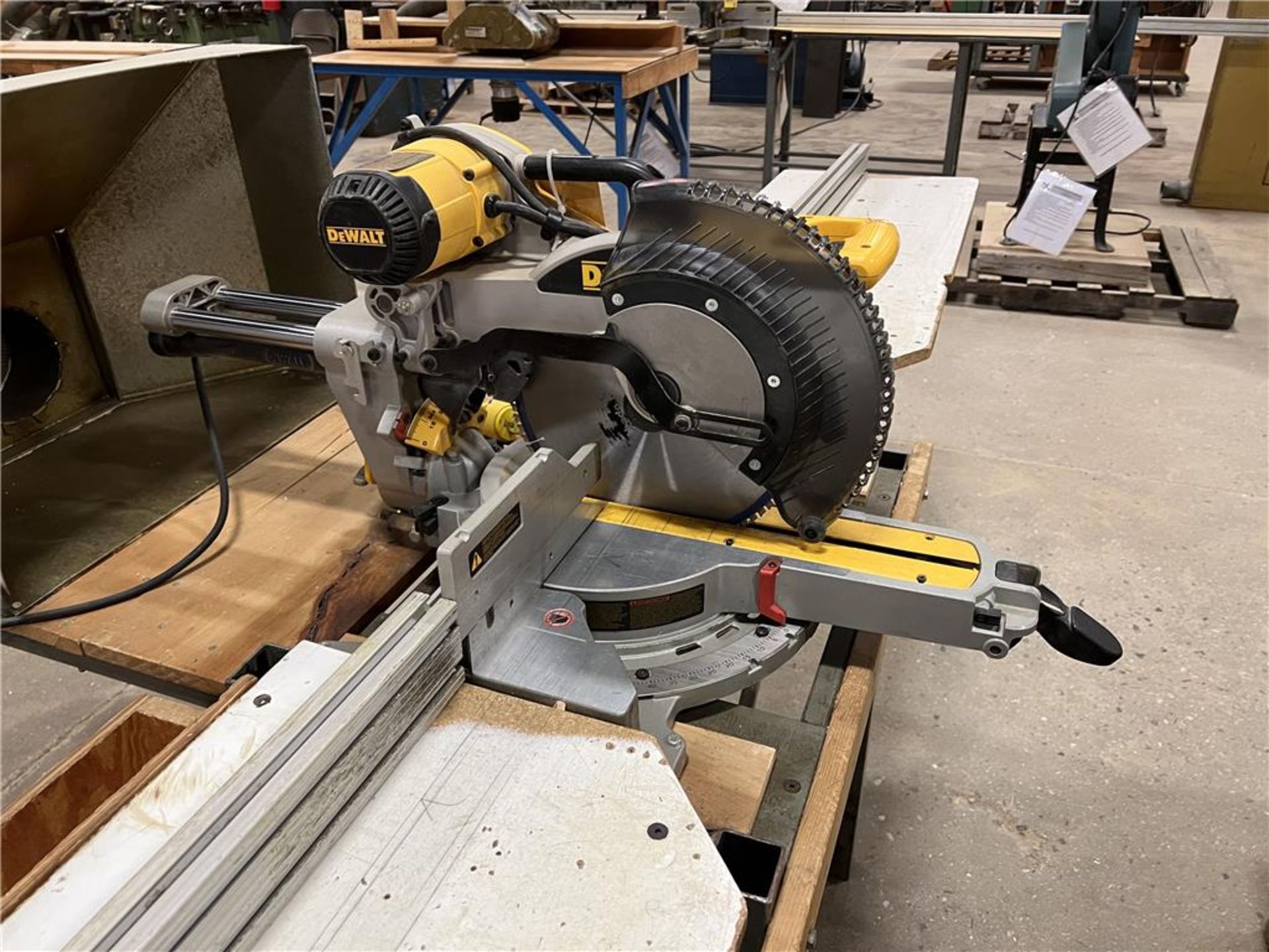 DEWALT DW780 12" DOUBLE BEVEL MITER SAW - Image 3 of 3