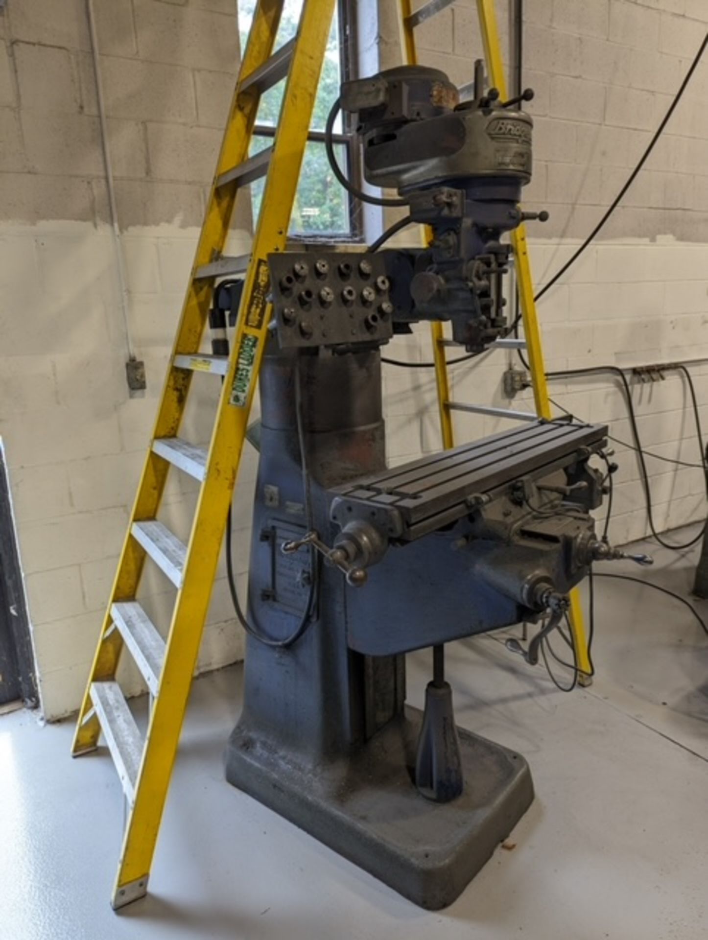 BRIDGPORT MANUAL VERTICAL MILLING MACHINE - Image 2 of 5