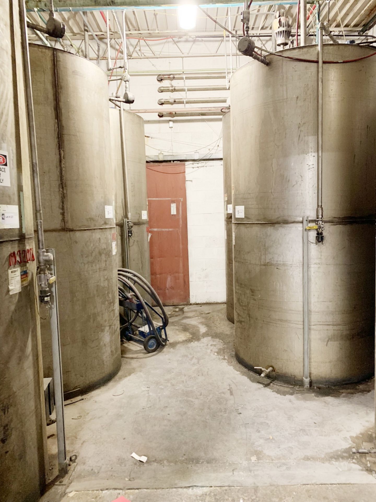 APPROX. 2,000 GAL VERTICAL SS STORAGE TANK