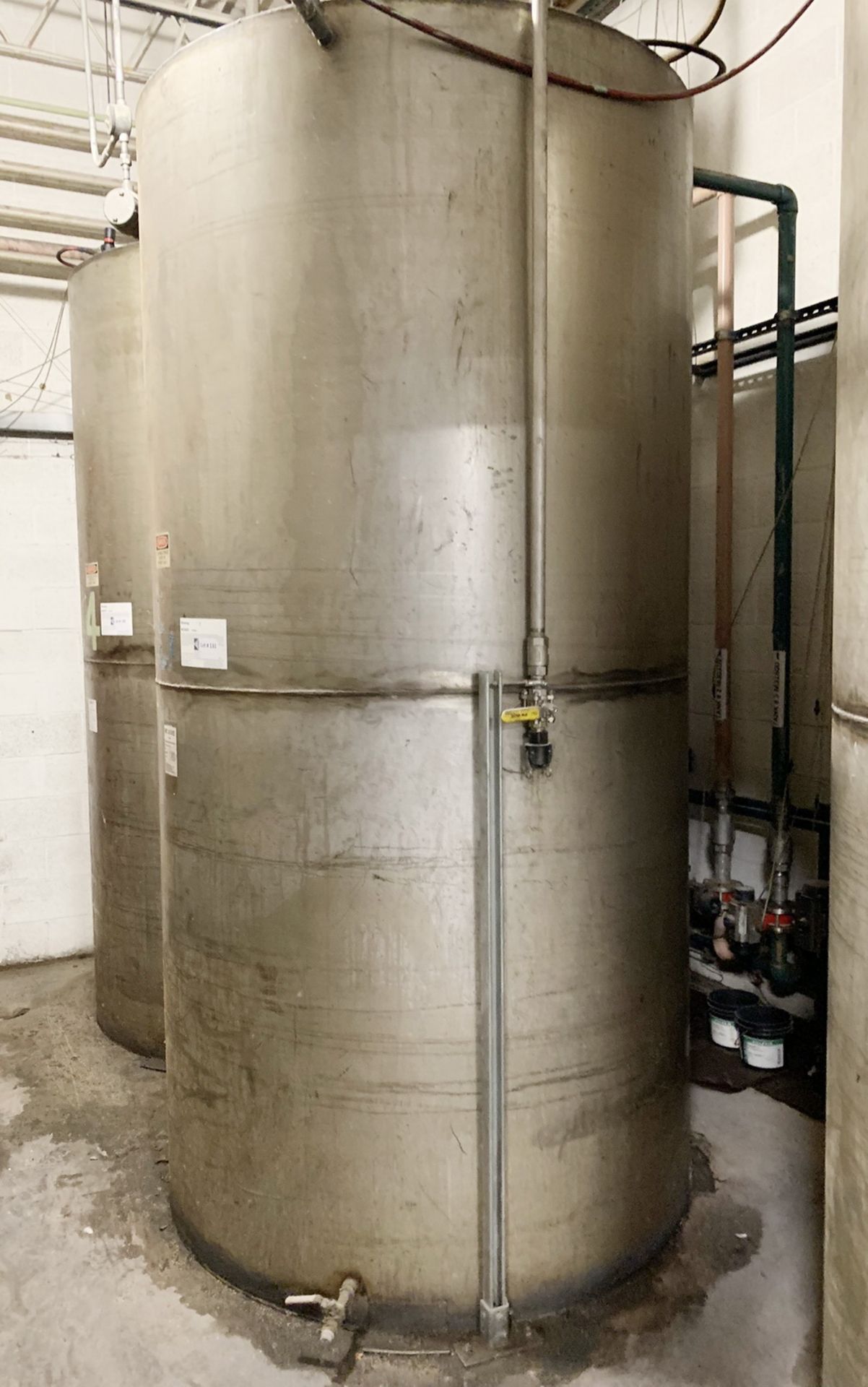 APPROX. 2,000 GAL VERTICAL SS STORAGE TANK - Image 2 of 2