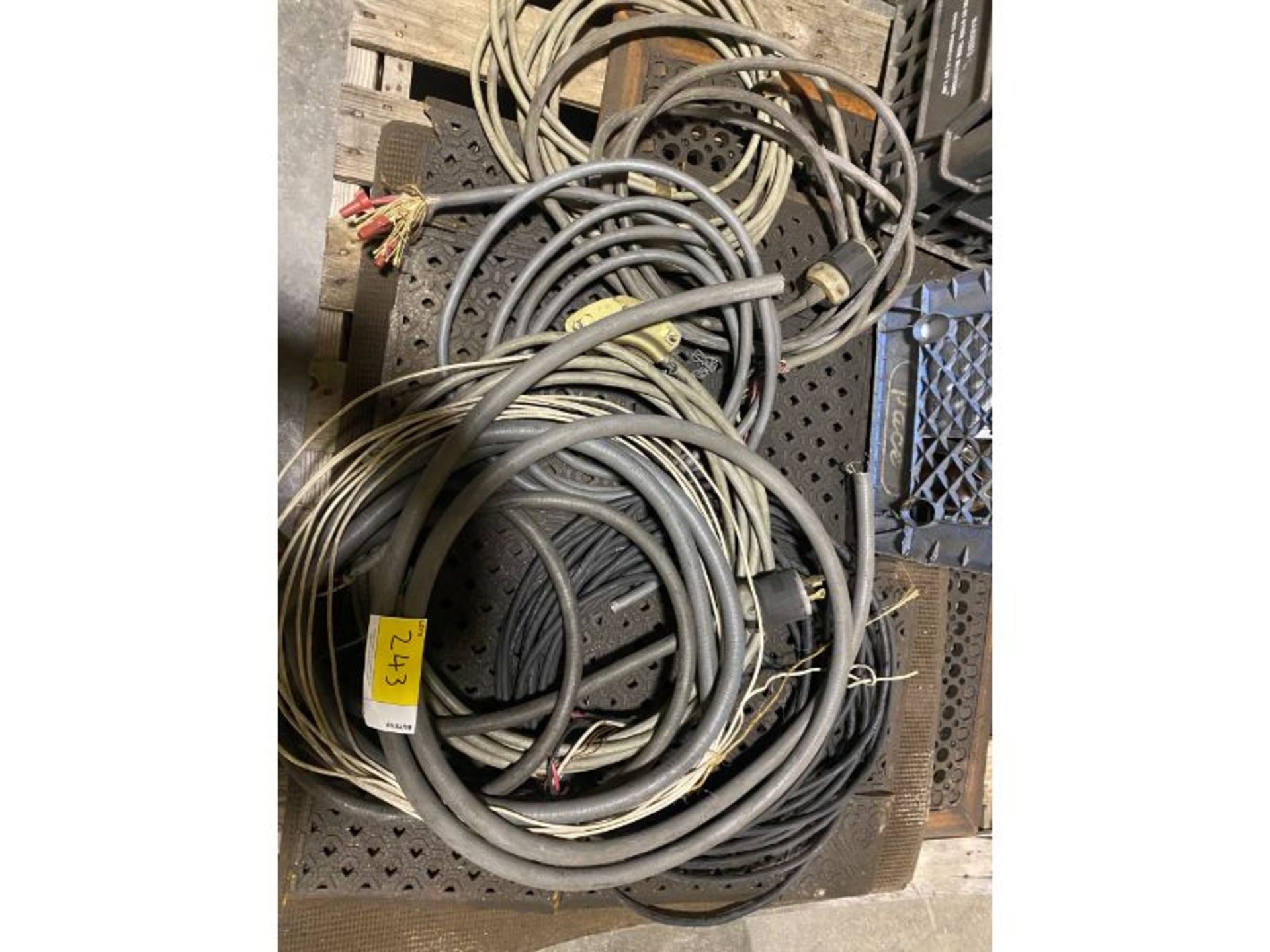 Electrical Cords, Oil Cans, Hydraulic Oil - Bild 2 aus 3