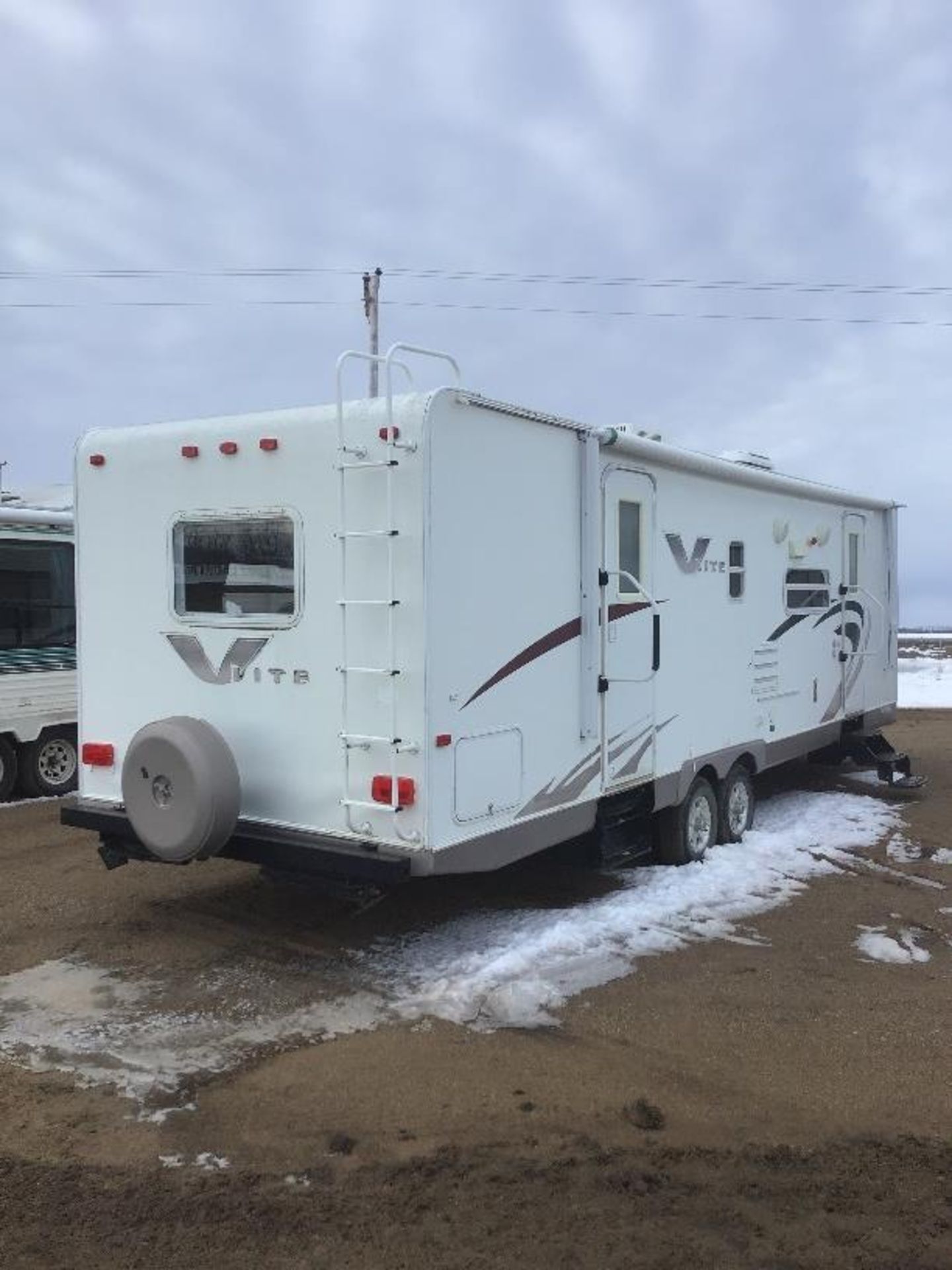 2009 V-Lite 30WTB 29Ft Forest River Travel Trailer - Image 3 of 16