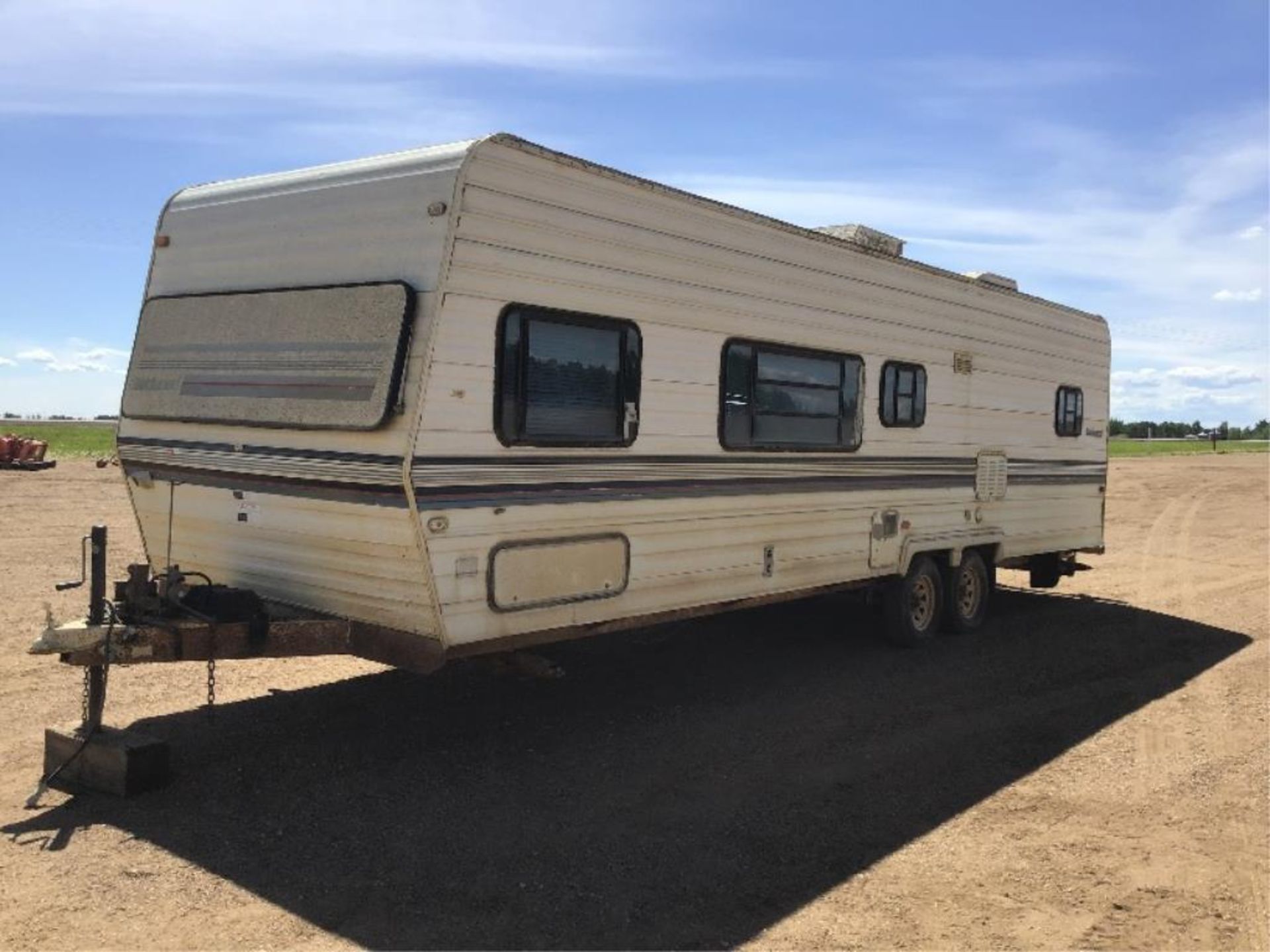 Wildwood by Rockwood Travel Trailer NO VIN sells w/BOS Only, c/w Stabilizer Hitch, Bunk Beds, Sleeps - Image 5 of 11