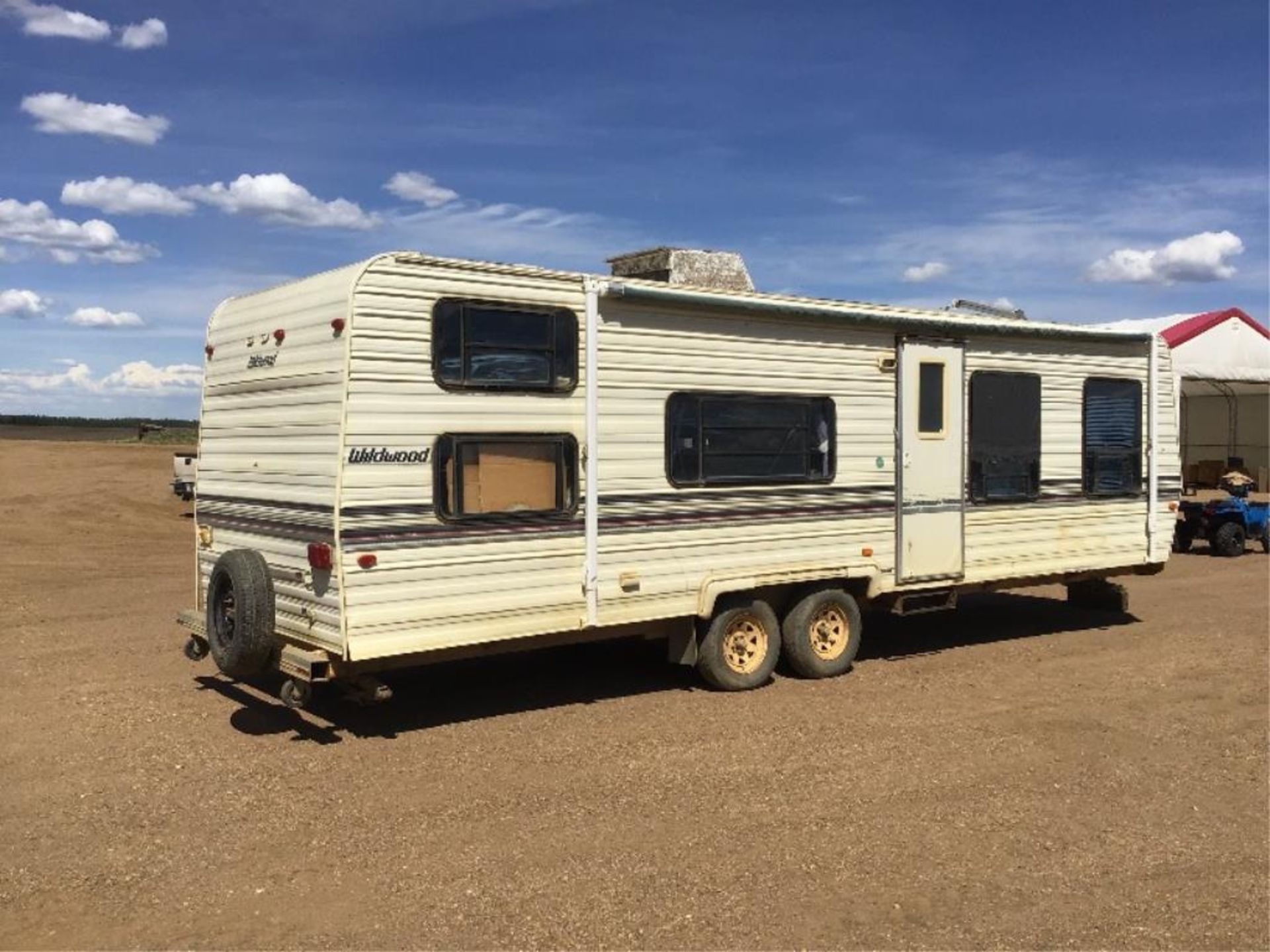 Wildwood by Rockwood Travel Trailer NO VIN sells w/BOS Only, c/w Stabilizer Hitch, Bunk Beds, Sleeps - Image 2 of 11