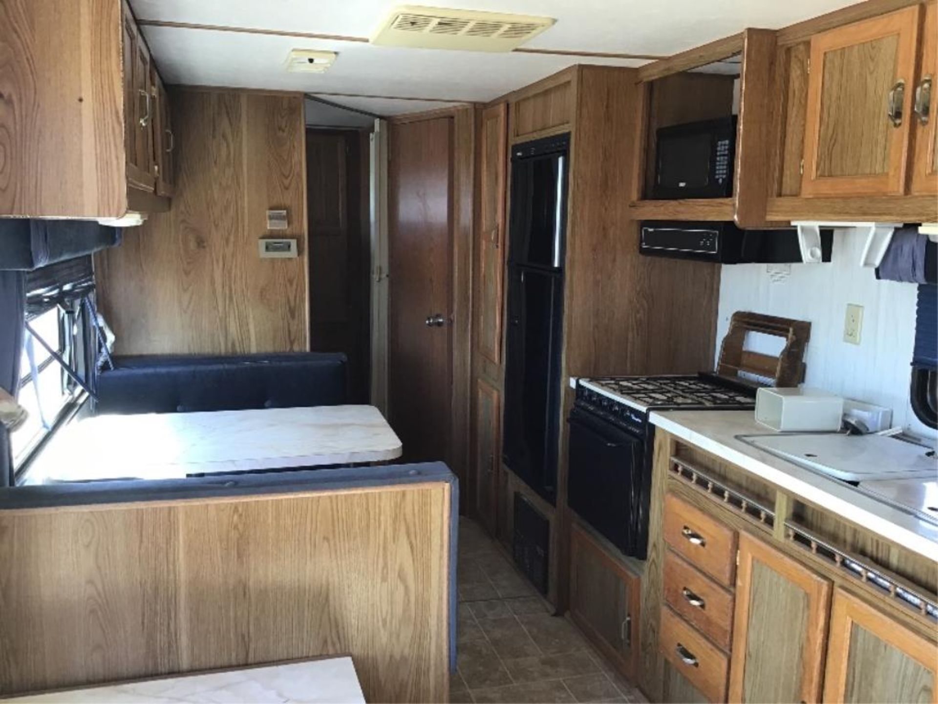 Wildwood by Rockwood Travel Trailer NO VIN sells w/BOS Only, c/w Stabilizer Hitch, Bunk Beds, Sleeps - Image 7 of 11