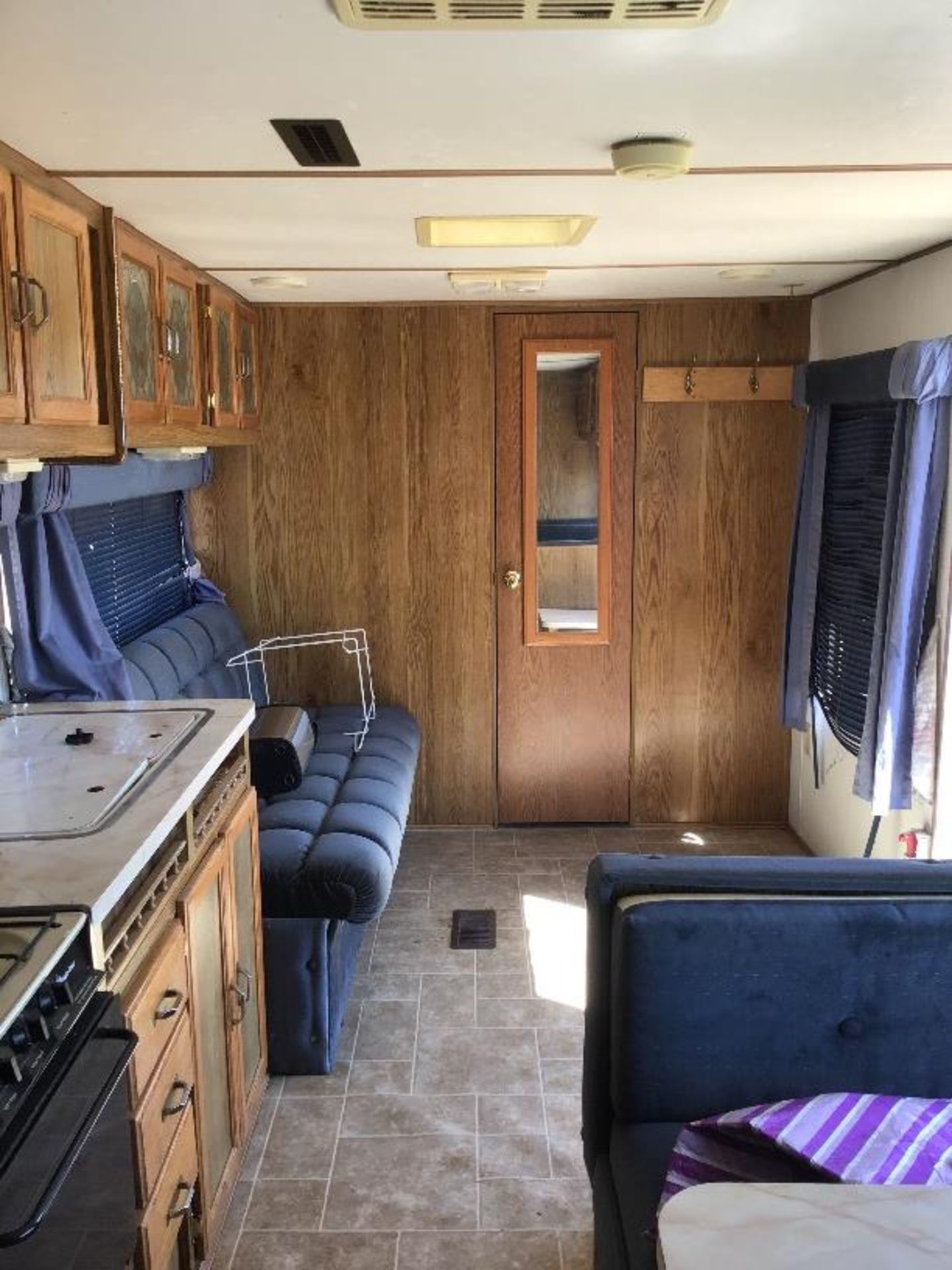 Wildwood by Rockwood Travel Trailer NO VIN sells w/BOS Only, c/w Stabilizer Hitch, Bunk Beds, Sleeps - Image 10 of 11