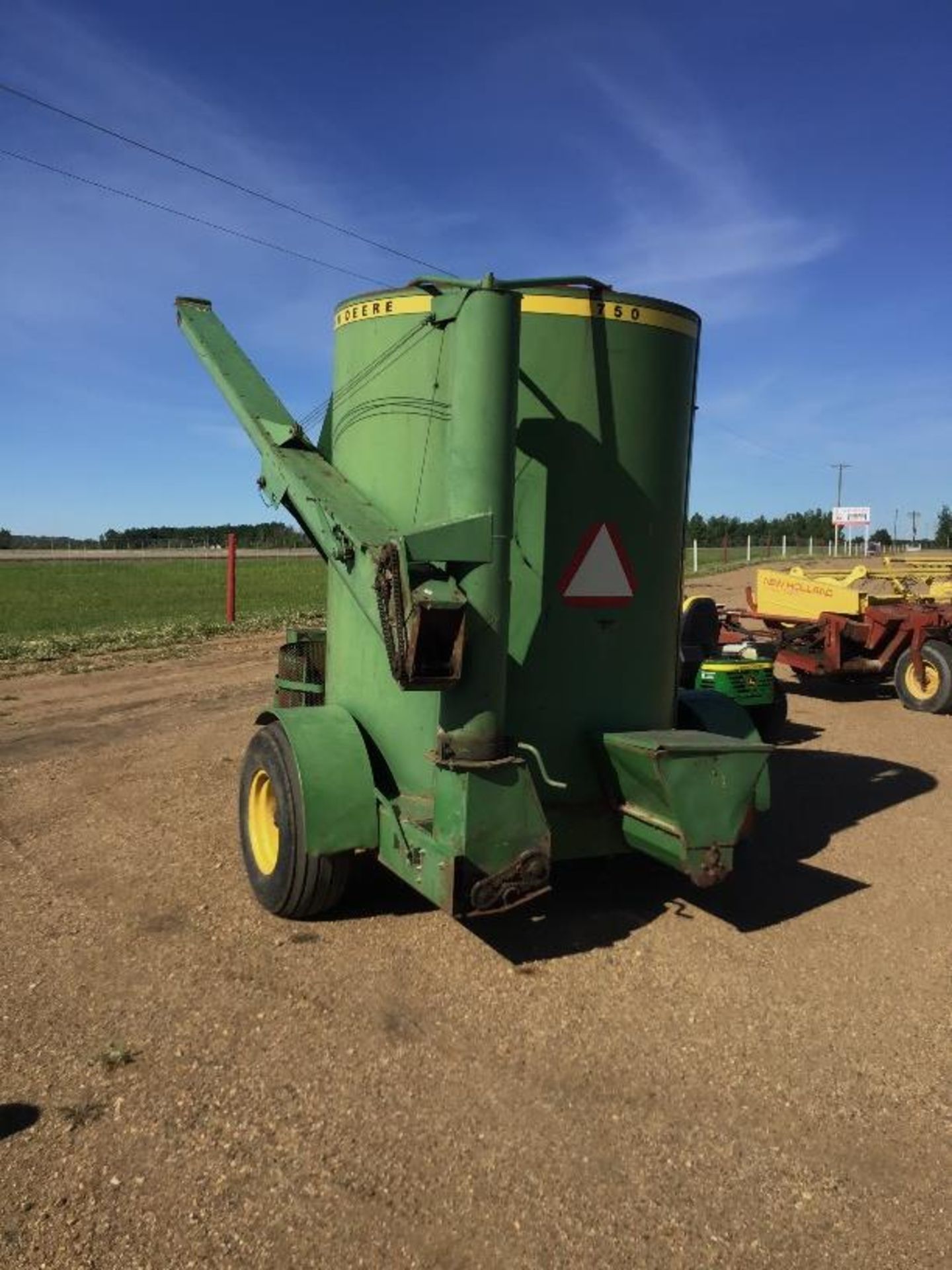 John Deere 750 Mix Mill Not been used in 4-5years, but was operational at the time. - Image 4 of 10