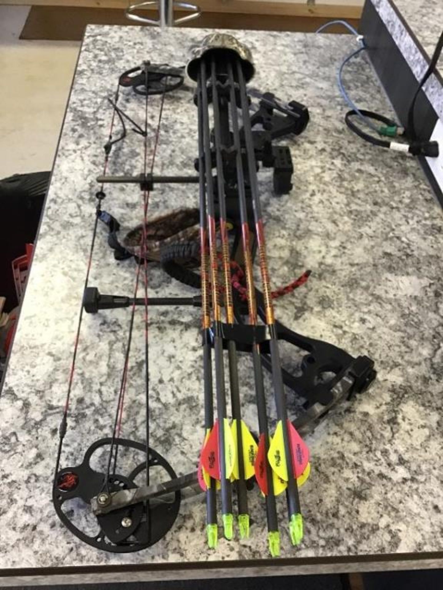 Laredo Winchester 58lb Bow & 6 Arrows 28in Draw