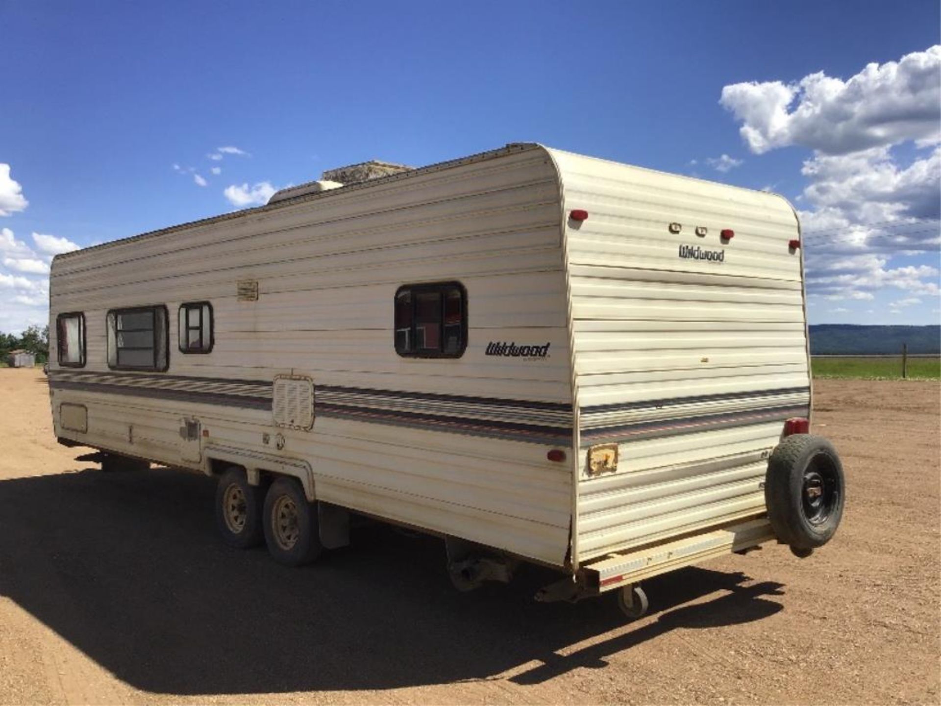 Wildwood by Rockwood Travel Trailer NO VIN sells w/BOS Only, c/w Stabilizer Hitch, Bunk Beds, Sleeps - Image 3 of 11