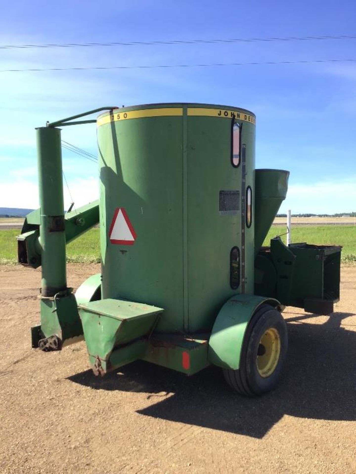 John Deere 750 Mix Mill Not been used in 4-5years, but was operational at the time. - Image 3 of 10