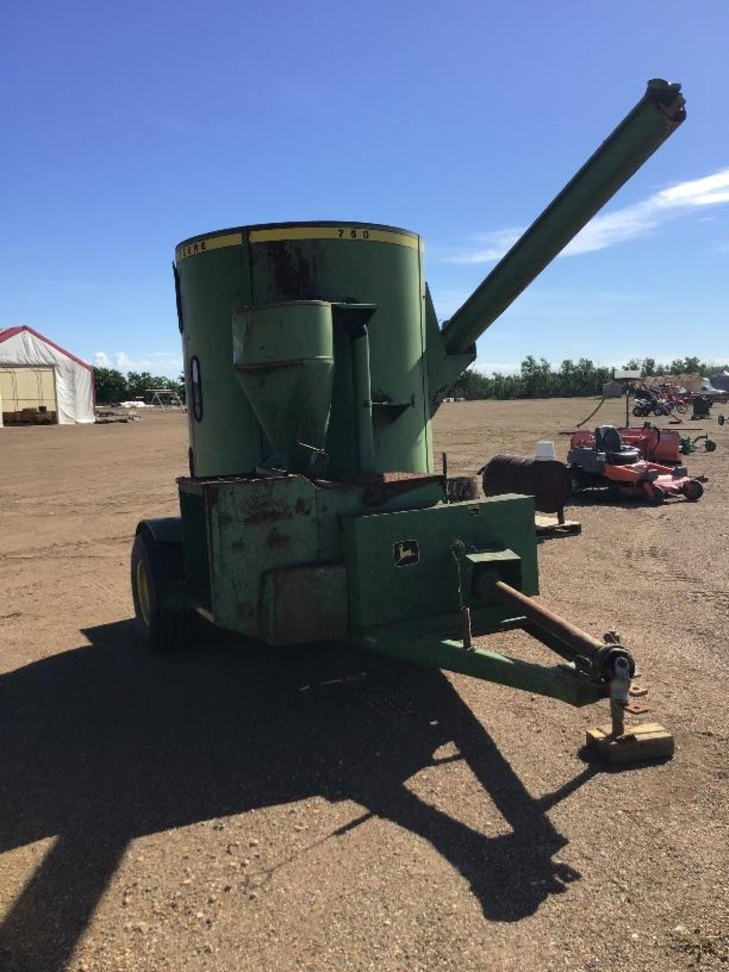 John Deere 750 Mix Mill Not been used in 4-5years, but was operational at the time. - Image 2 of 10