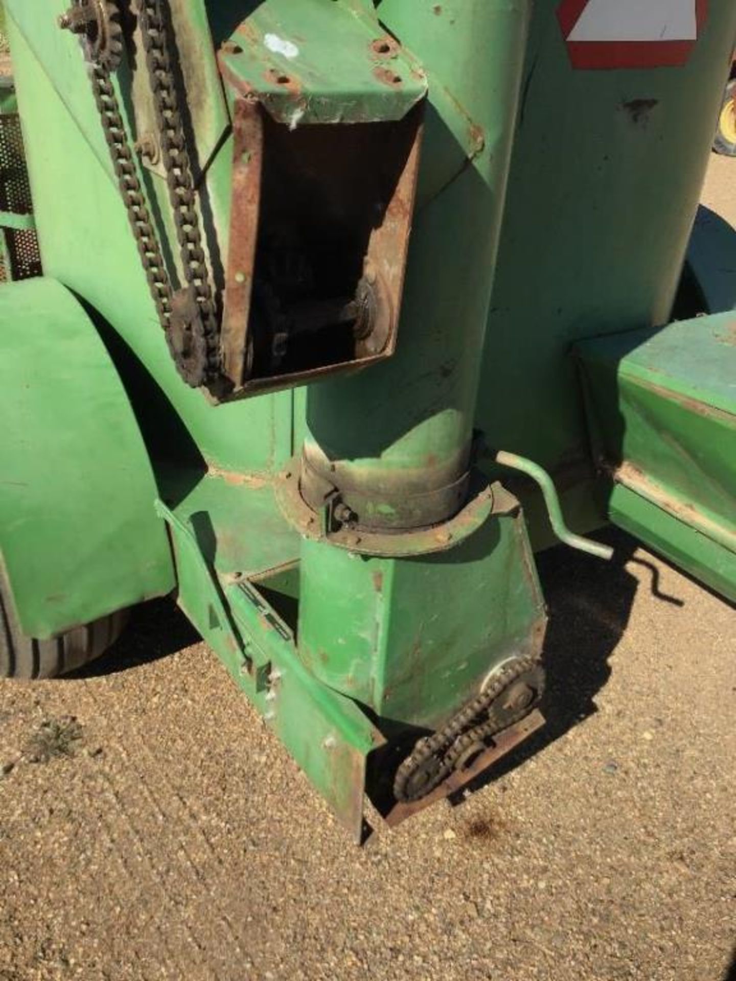 John Deere 750 Mix Mill Not been used in 4-5years, but was operational at the time. - Image 6 of 10