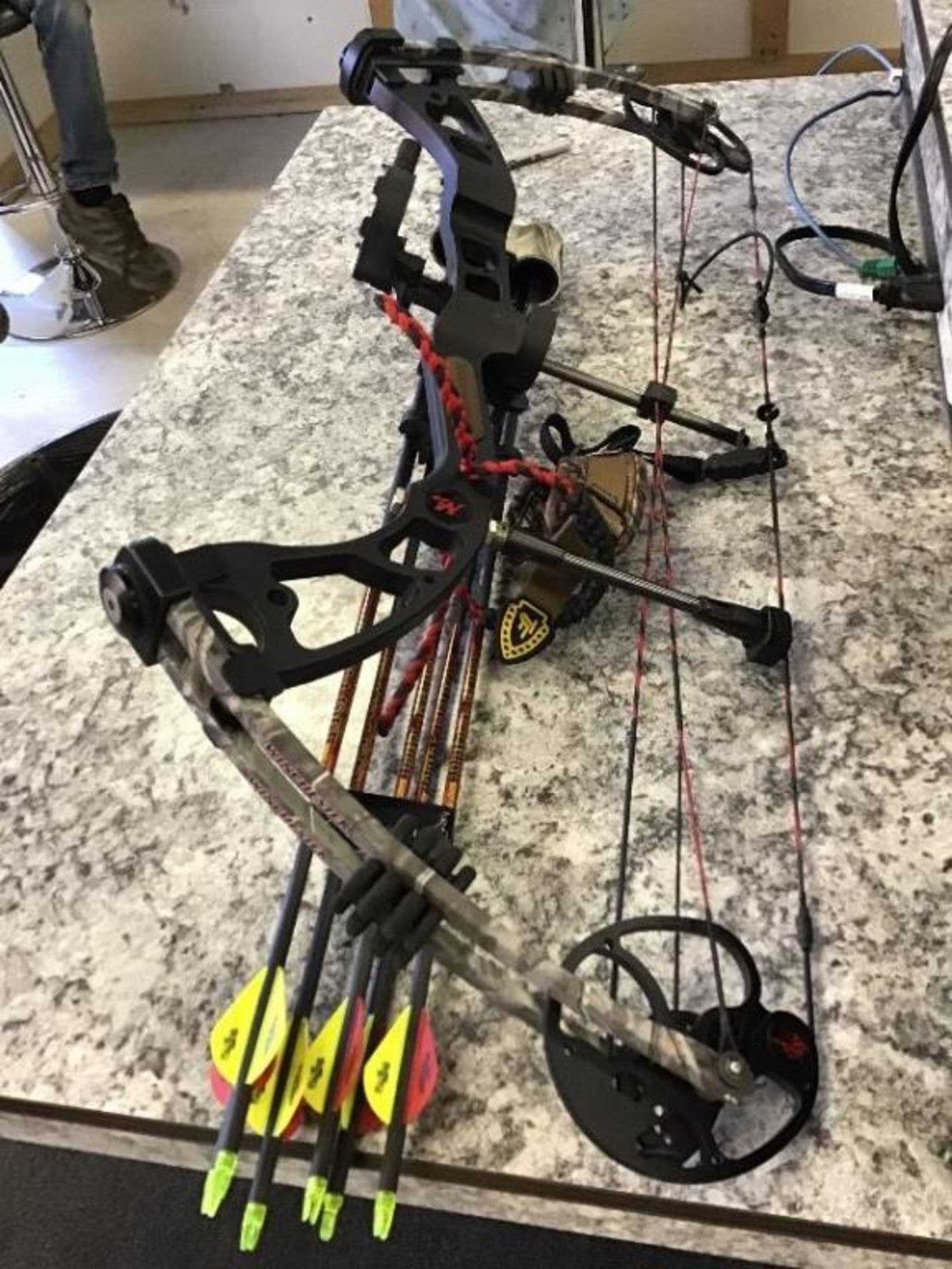 Laredo Winchester 58lb Bow & 6 Arrows 28in Draw - Image 3 of 6