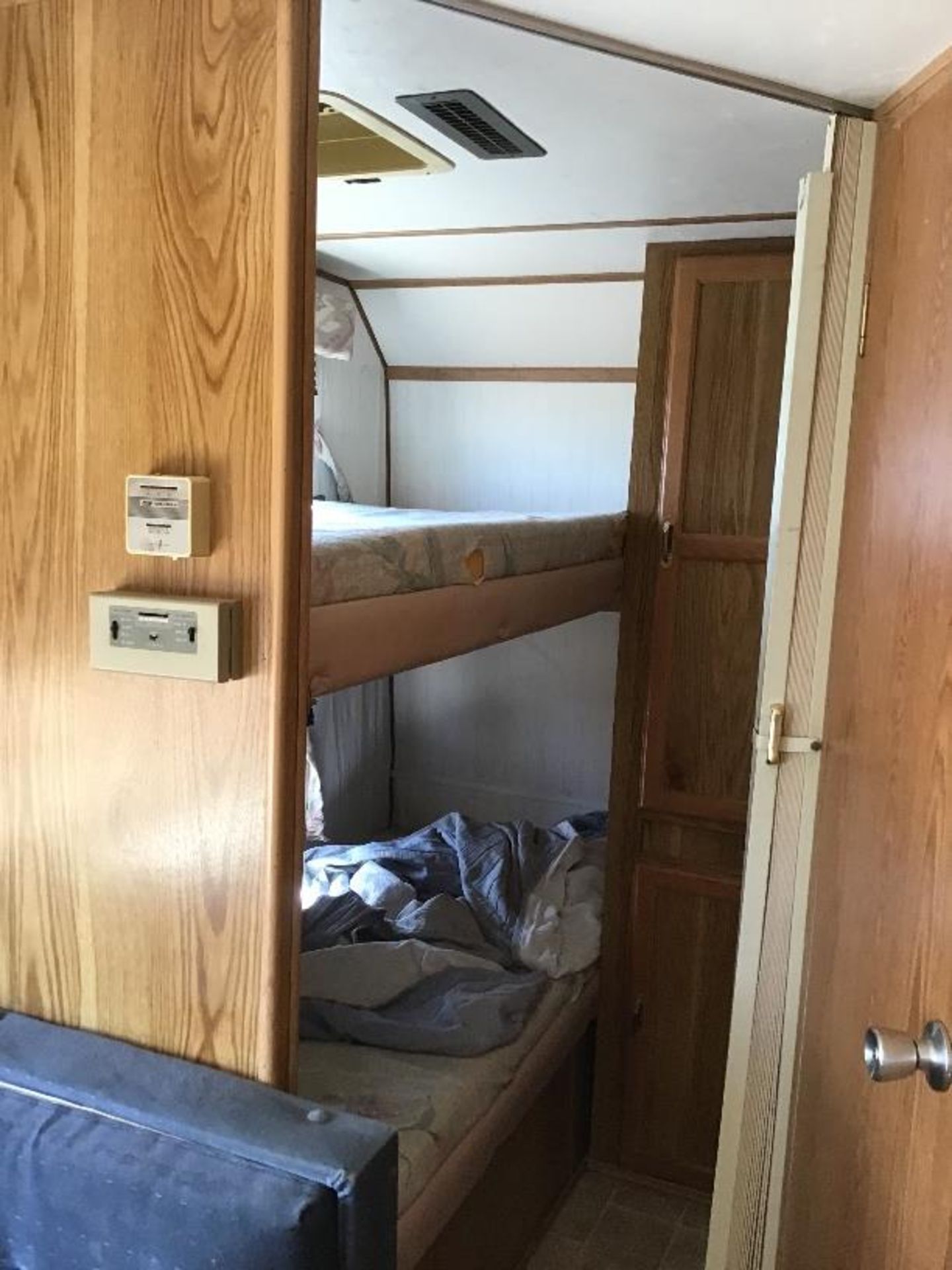 Wildwood by Rockwood Travel Trailer NO VIN sells w/BOS Only, c/w Stabilizer Hitch, Bunk Beds, Sleeps - Image 8 of 11