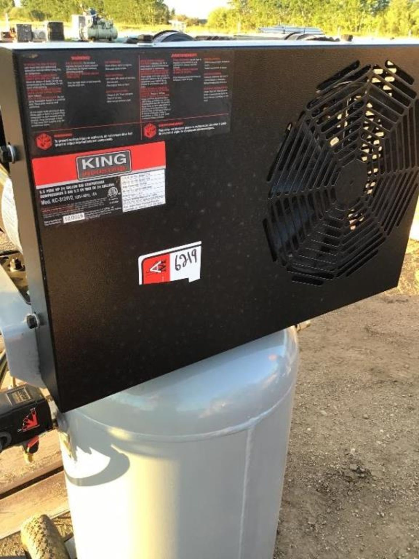 King Canada Industrial 24g 150PSI Air Compressor Very little use. - Image 2 of 2