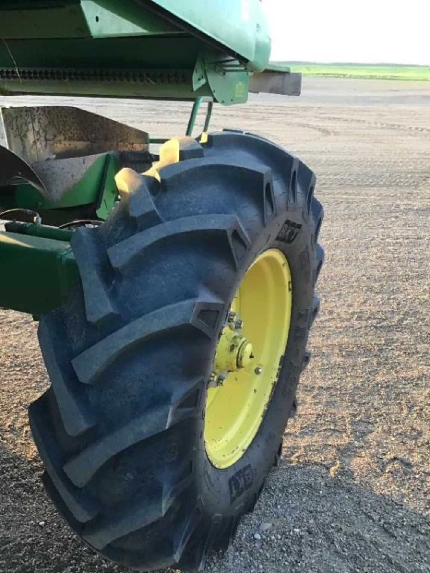 1994 John Deere 9600 Combine w/914 P/U Header Rear tires new in 2021, Farm Trax Yield Monitor, wired - Image 10 of 38