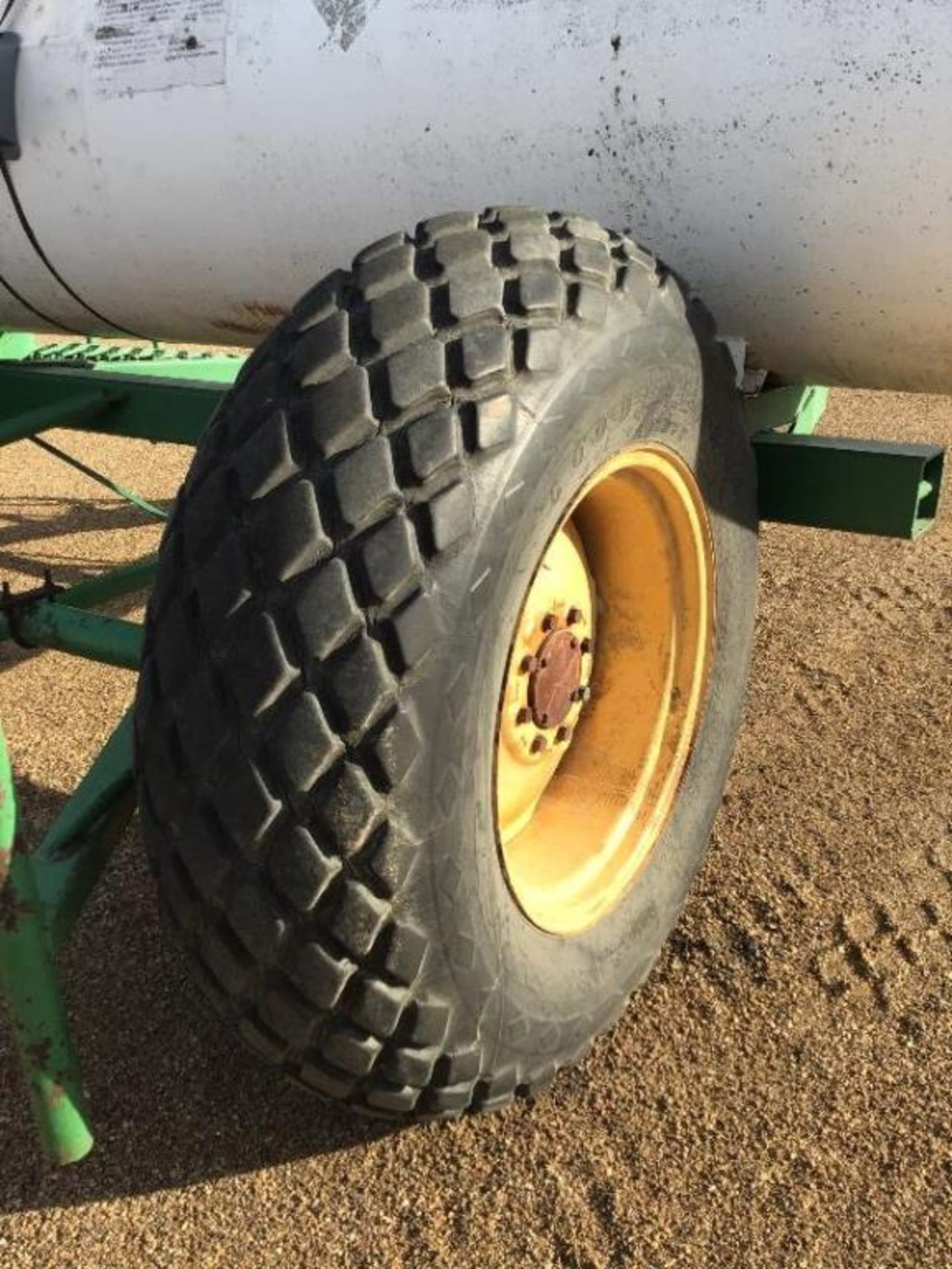 1976 1000g Anhydrous Seeding/Drill Tank 16.9-26 Tires - Image 5 of 8