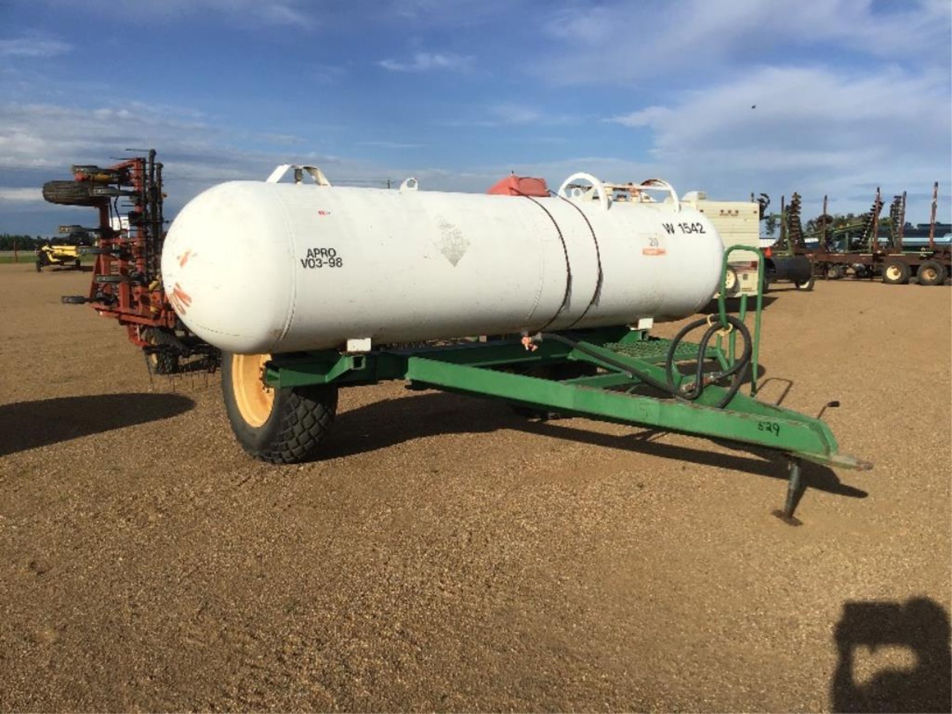 1976 1000g Anhydrous Seeding/Drill Tank 16.9-26 Tires