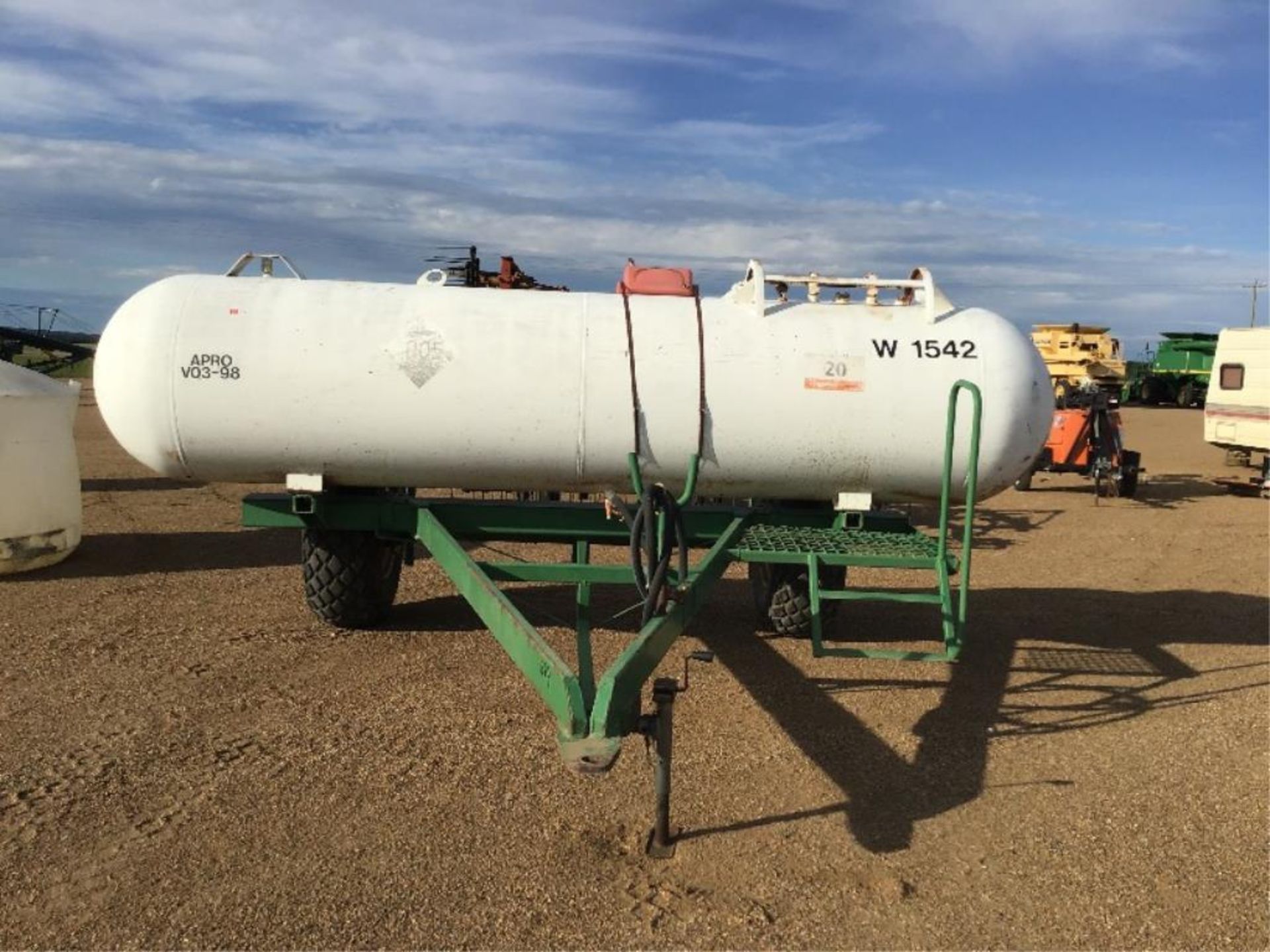 1976 1000g Anhydrous Seeding/Drill Tank 16.9-26 Tires - Image 2 of 8