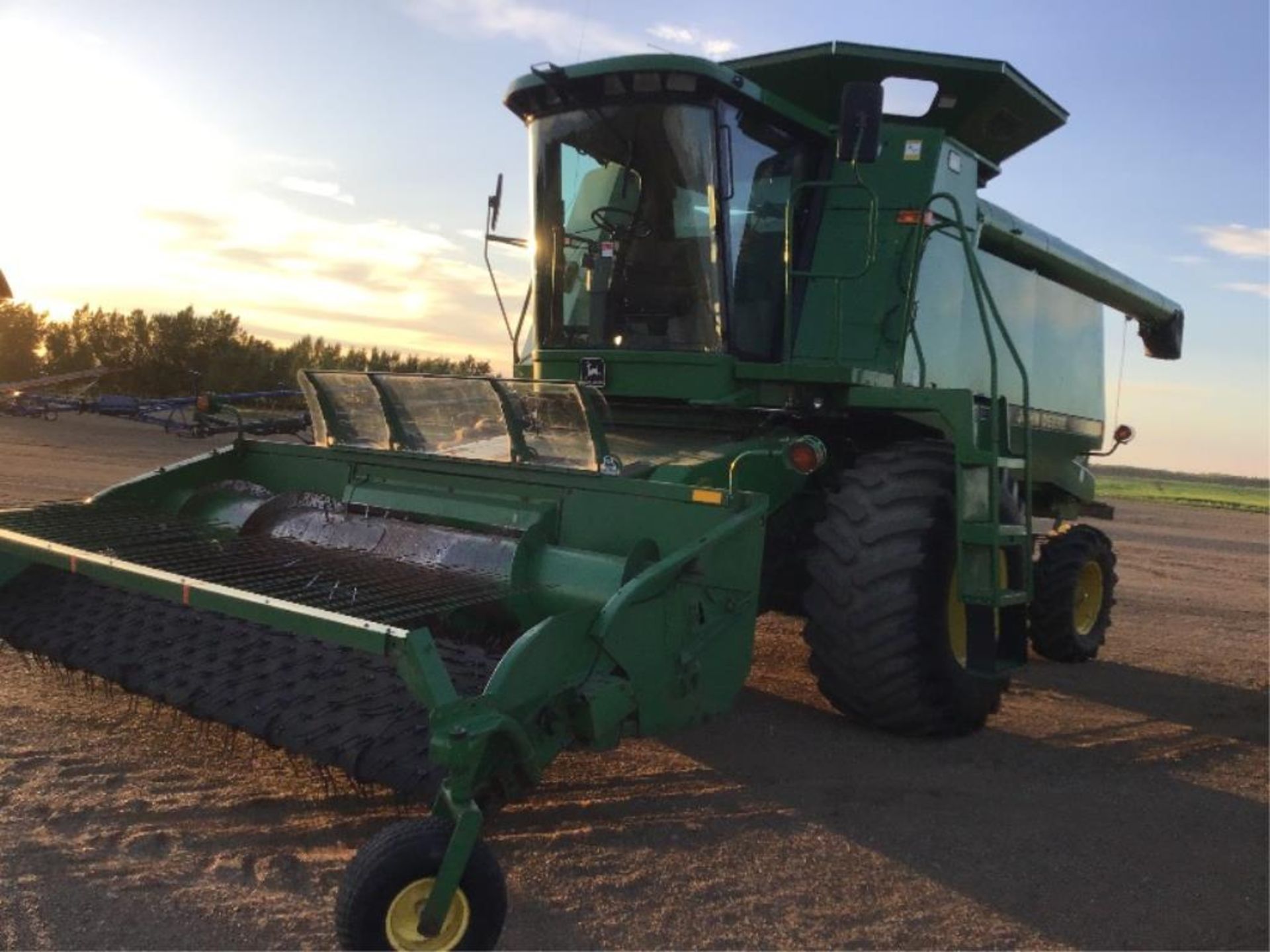 1994 John Deere 9600 Combine w/914 P/U Header Rear tires new in 2021, Farm Trax Yield Monitor, wired - Image 4 of 38