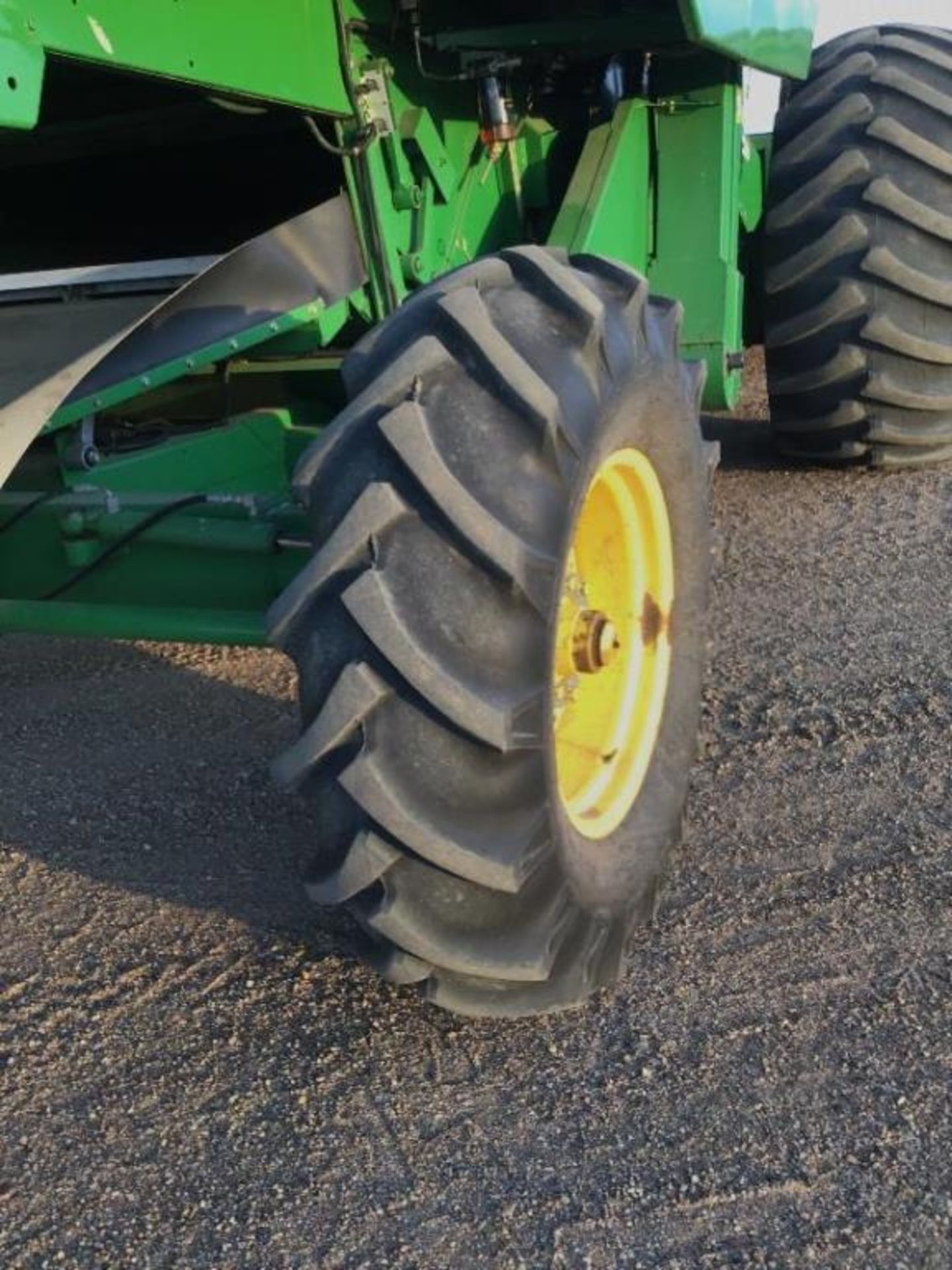 1994 John Deere 9600 Combine w/914 P/U Header Rear tires new in 2021, Farm Trax Yield Monitor, wired - Image 17 of 38