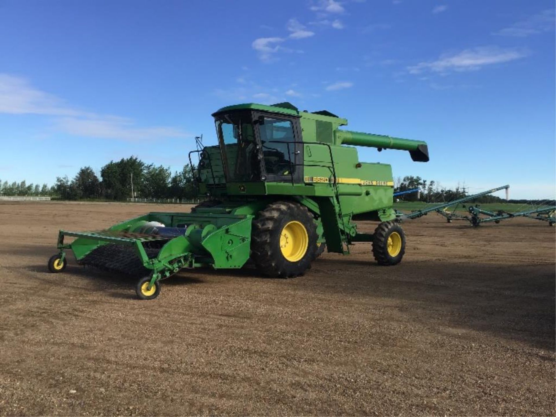 1984 John Deere 6620 Combine 2940hrs, 212 Pickup Header, 24.5-32fr, 14.9-24rr. STR Cut Header &