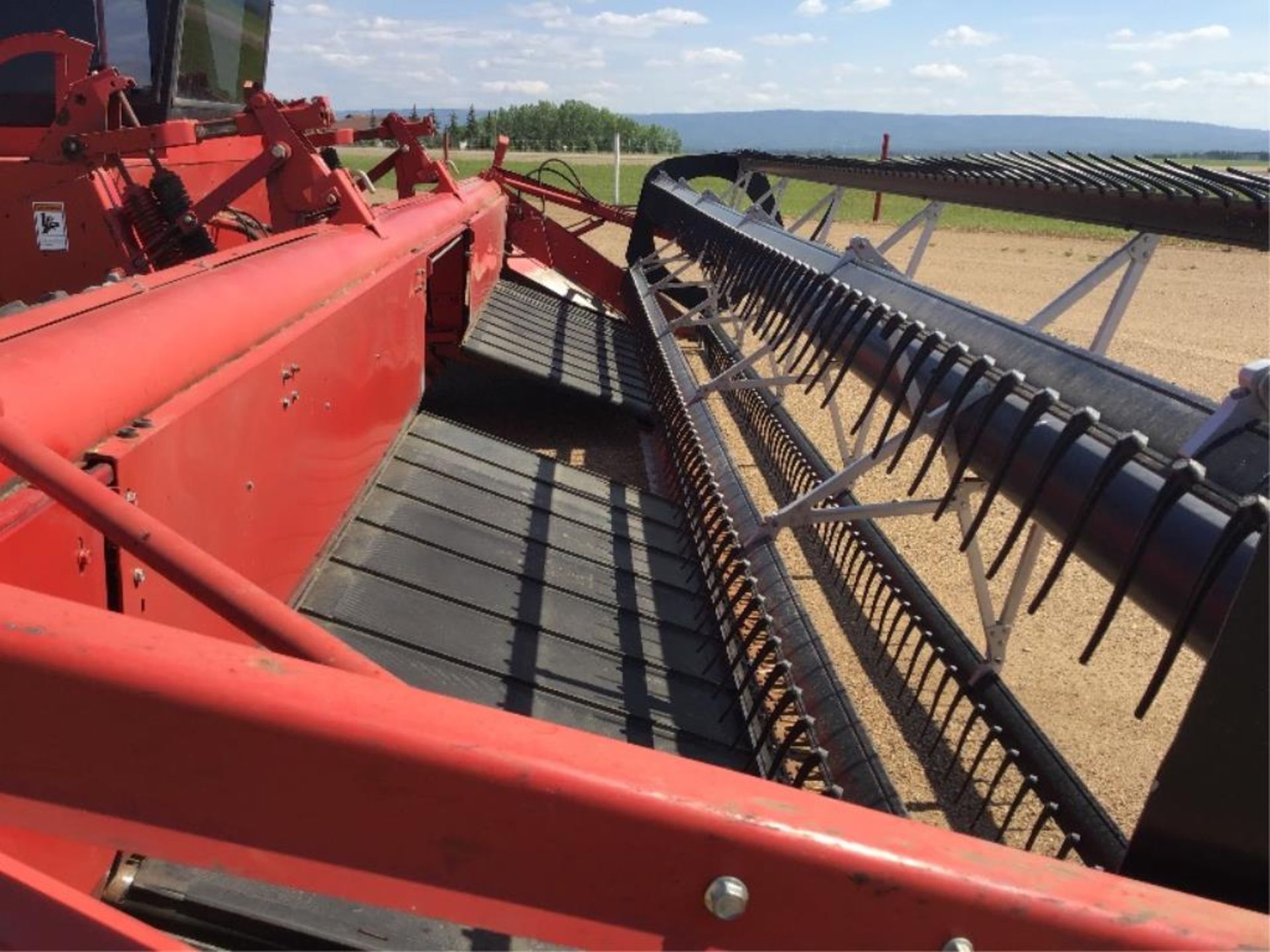 1999 Massey Ferguson 220 Series II 26Ft Swather 1754hr, VIN H220566, 21.5-16.1SL Front Tires , - Image 5 of 33