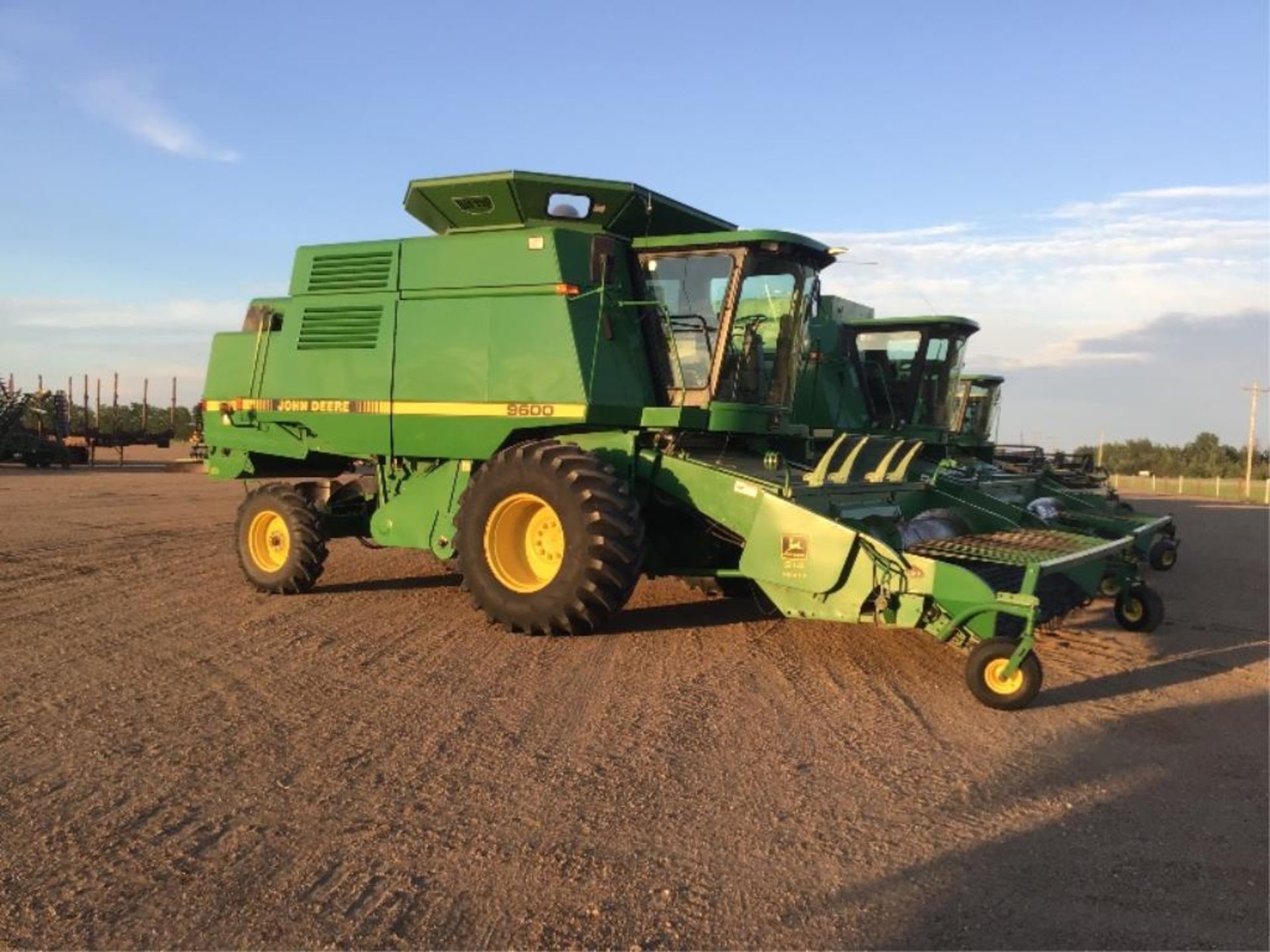 1994 John Deere 9600 Combine w/914 P/U Header Rear tires new in 2021, Farm Trax Yield Monitor, wired