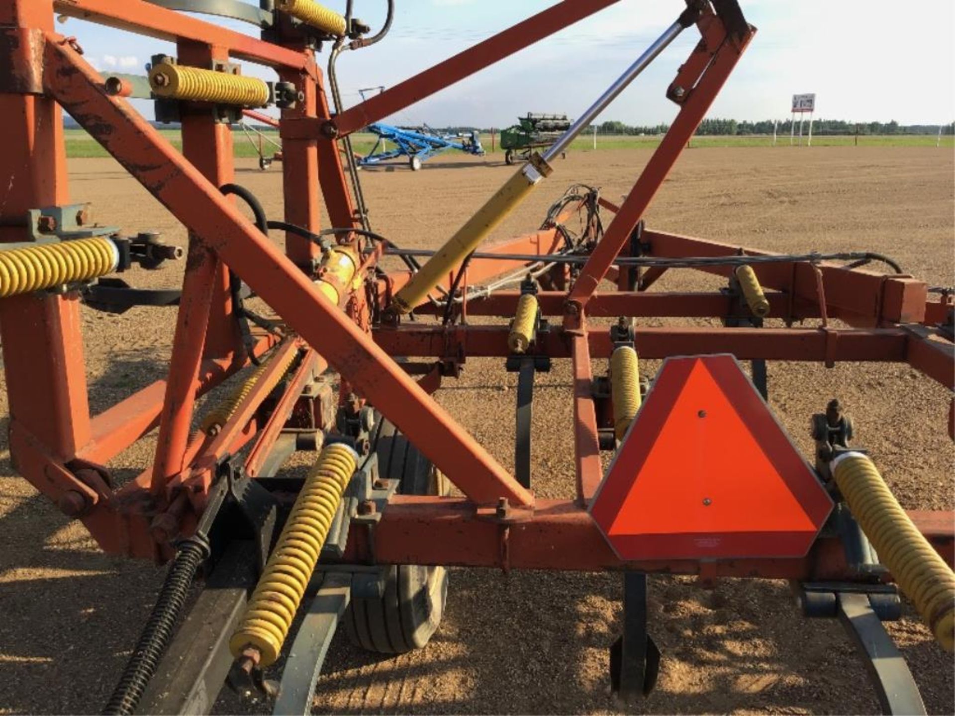 19Ft Morris CP-719 Single Wing Deep Tillage Cultiv 12in Spacing, Low Acres since Cylinders - Image 8 of 10