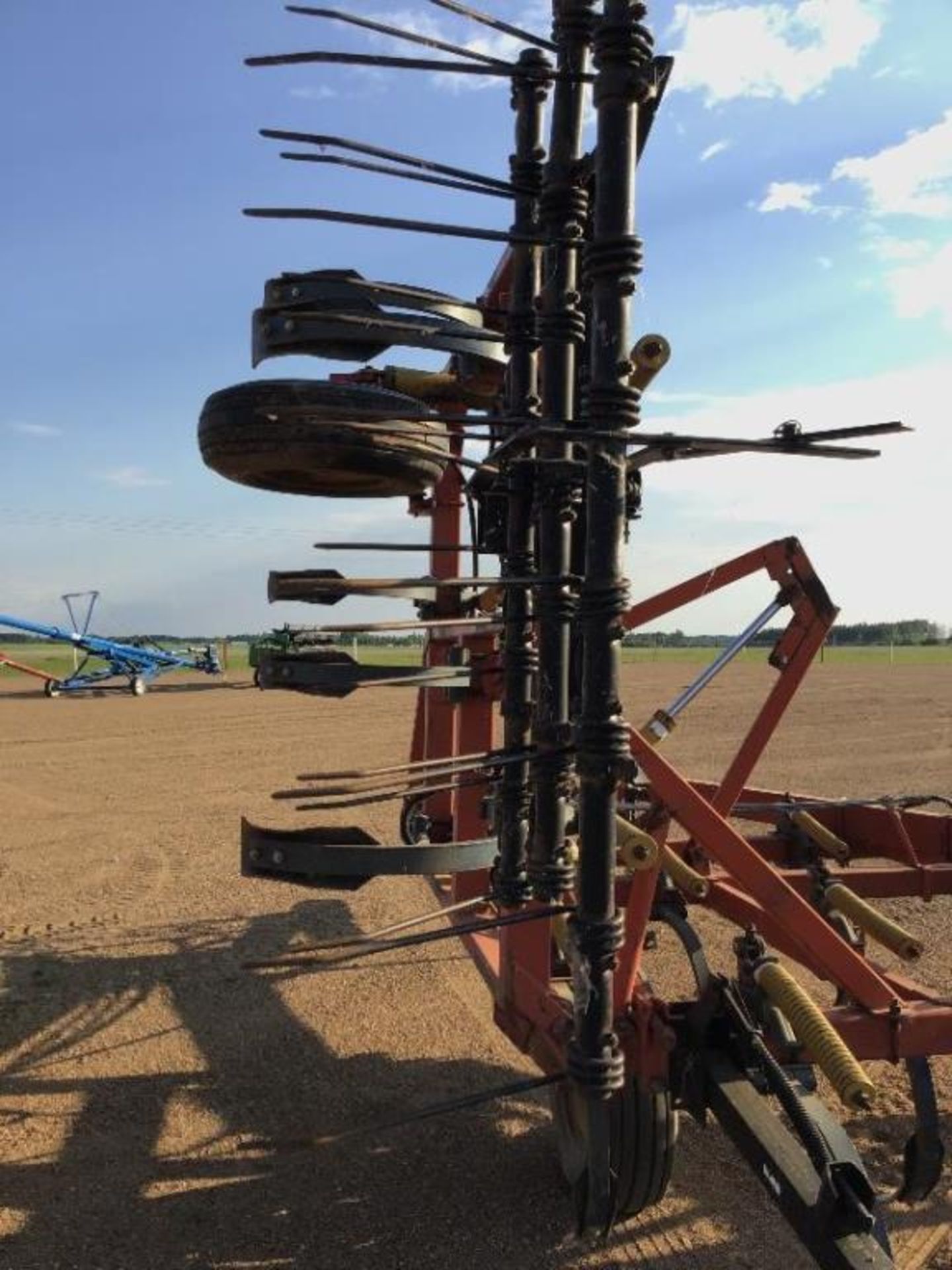 19Ft Morris CP-719 Single Wing Deep Tillage Cultiv 12in Spacing, Low Acres since Cylinders - Image 9 of 10