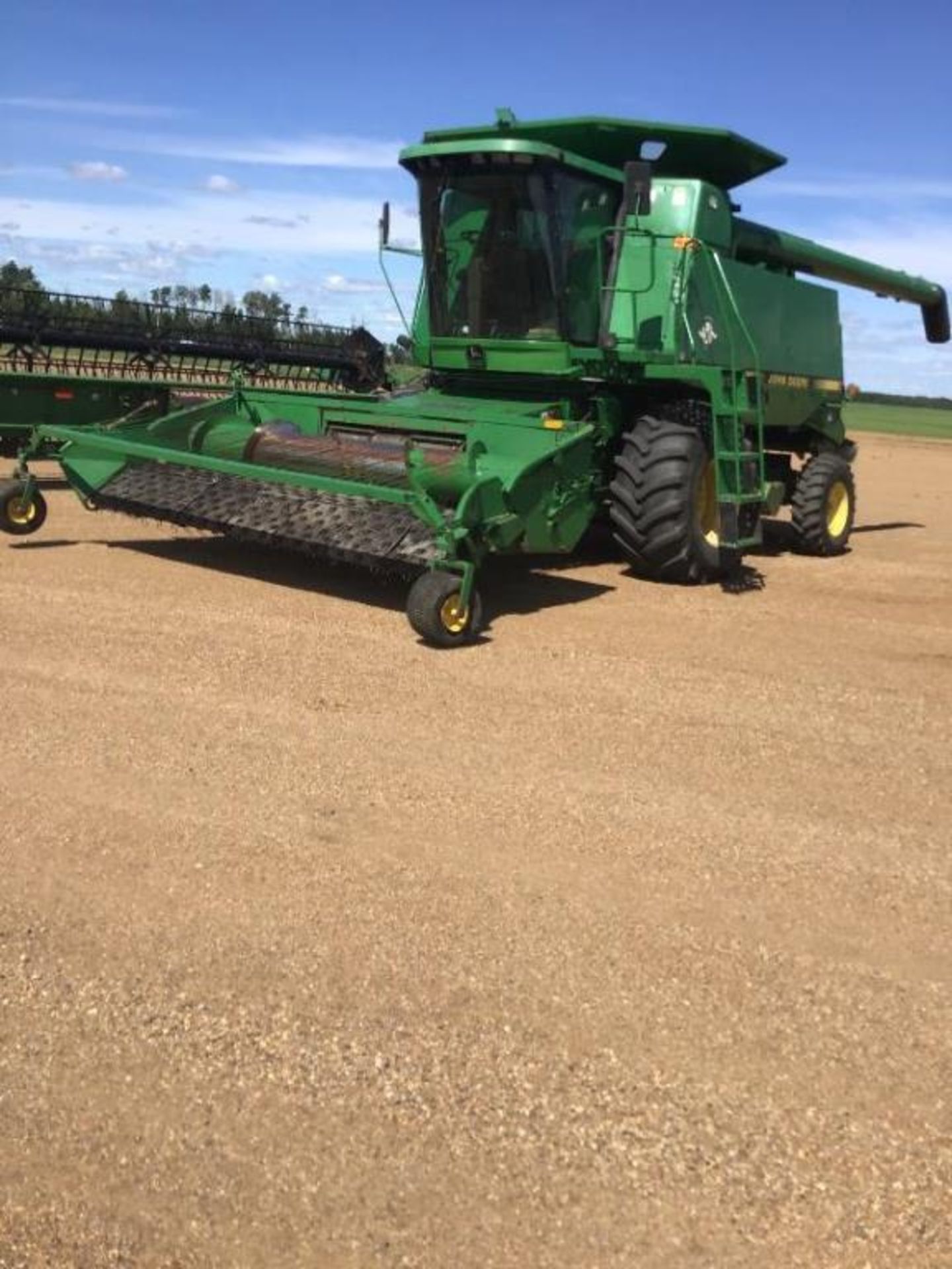 1997 9600 John Deere Combine w/914 P/U Header 5540 eng hrs, 3625 Threshing hrs, Hopper Topper,