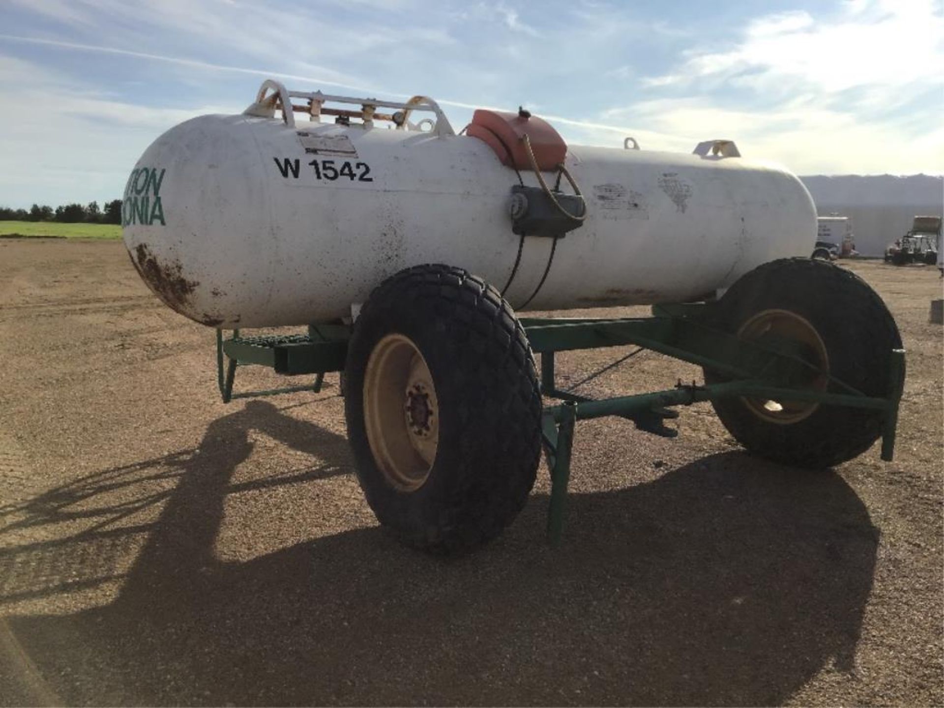 1976 1000g Anhydrous Seeding/Drill Tank 16.9-26 Tires - Image 3 of 8