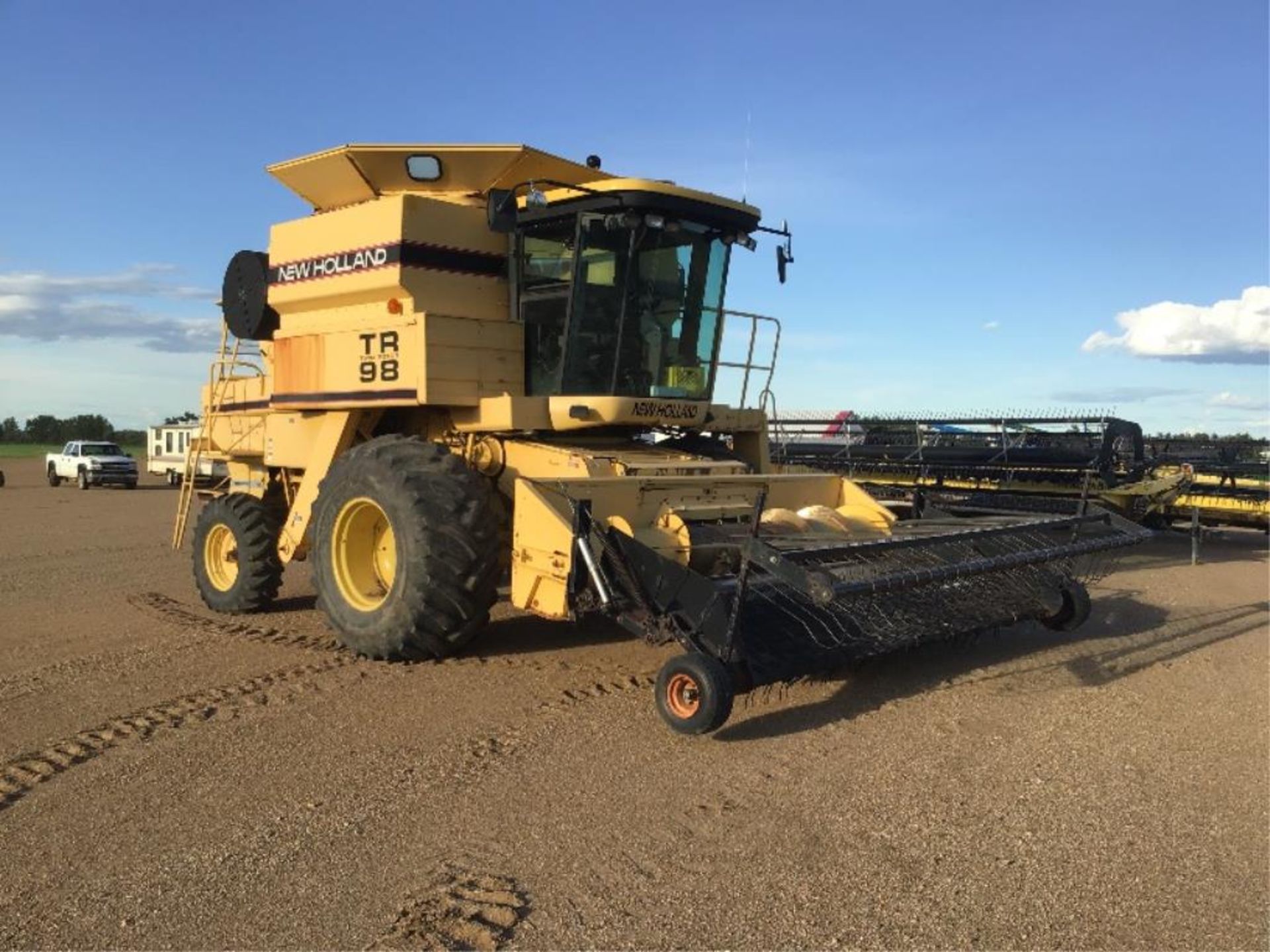 1997 TR98 New Holland Combine 3893 eng hrs, 2918 Rotor hrs, 30.5L-32fr, Lateral Tilt Header, Redekop