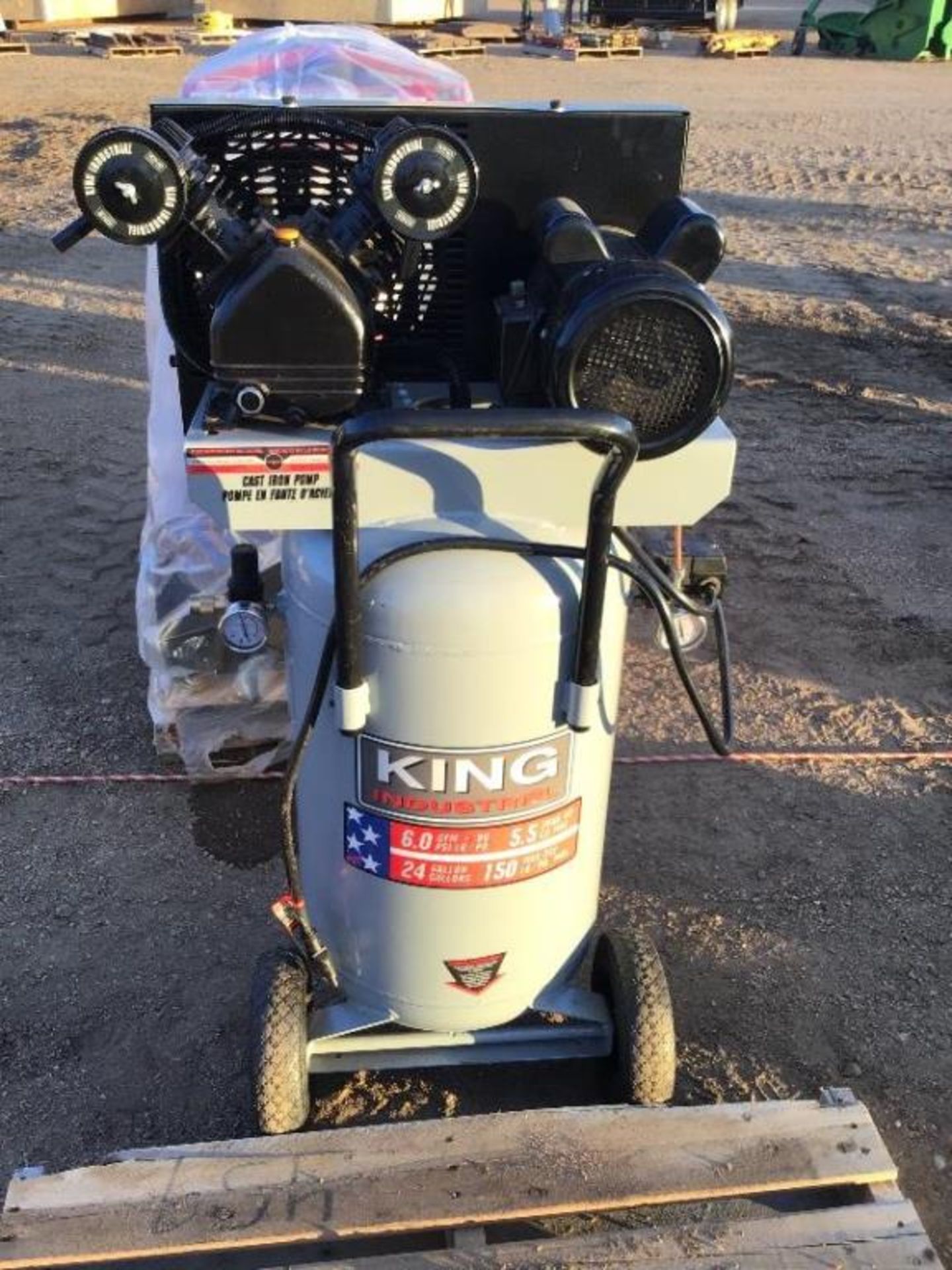 King Canada Industrial 24g 150PSI Air Compressor Very little use.