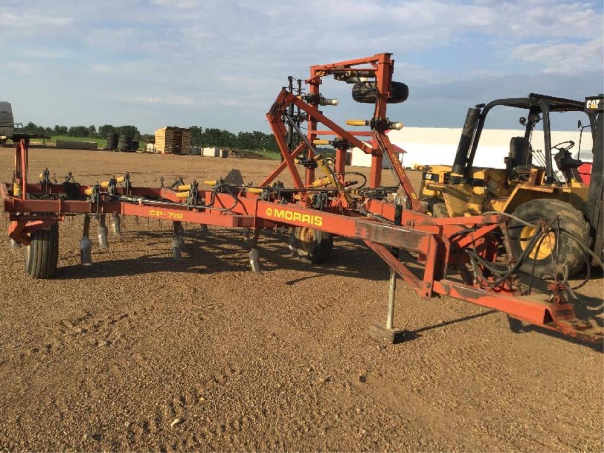 19Ft Morris CP-719 Single Wing Deep Tillage Cultiv 12in Spacing, Low Acres since Cylinders - Image 2 of 10