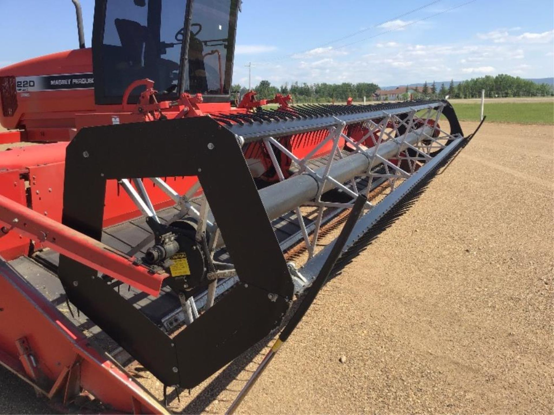 1999 Massey Ferguson 220 Series II 26Ft Swather 1754hr, VIN H220566, 21.5-16.1SL Front Tires , - Image 4 of 33