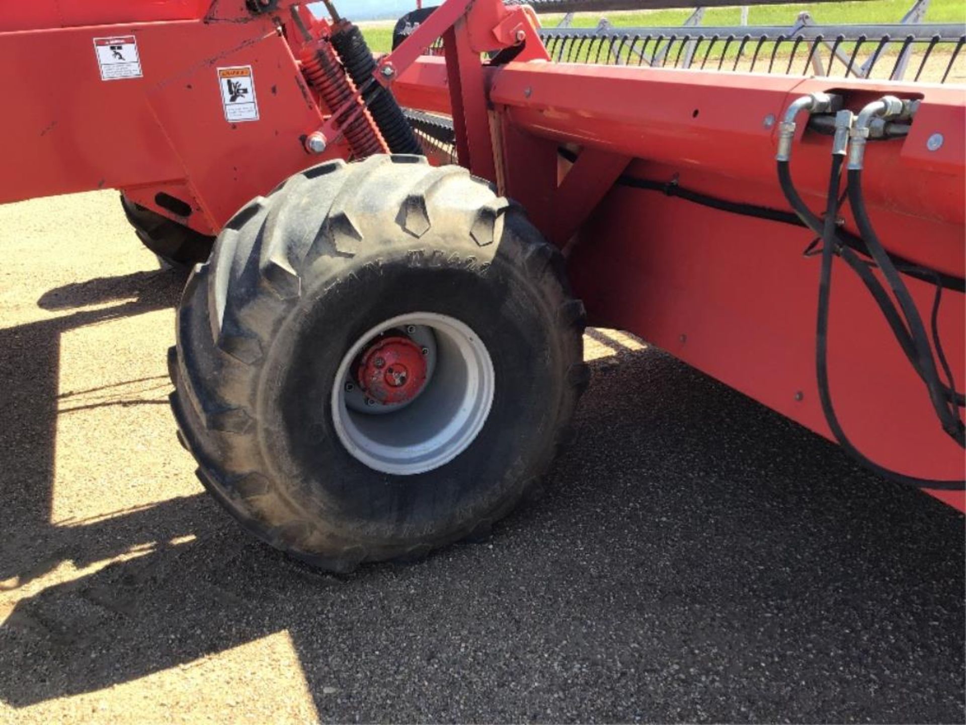 1999 Massey Ferguson 220 Series II 26Ft Swather 1754hr, VIN H220566, 21.5-16.1SL Front Tires , - Image 6 of 33