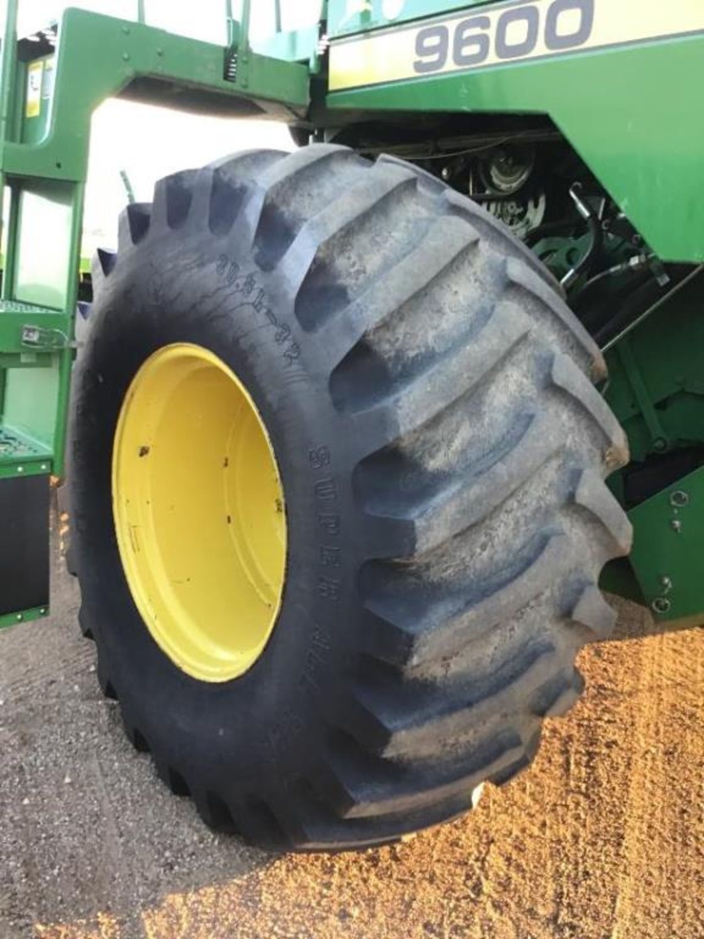 1994 John Deere 9600 Combine w/914 P/U Header Rear tires new in 2021, Farm Trax Yield Monitor, wired - Image 8 of 38