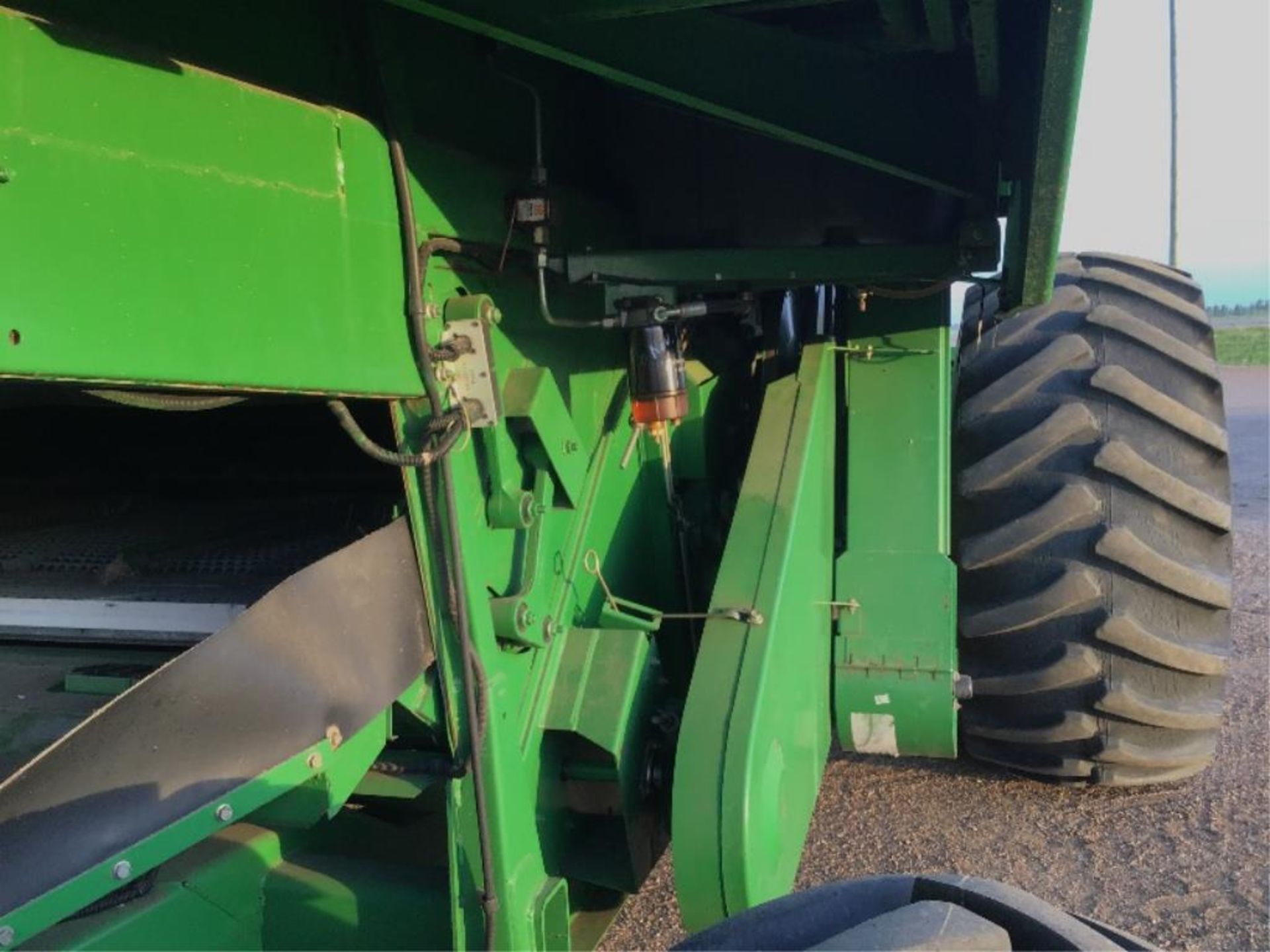 1994 John Deere 9600 Combine w/914 P/U Header Rear tires new in 2021, Farm Trax Yield Monitor, wired - Image 18 of 38