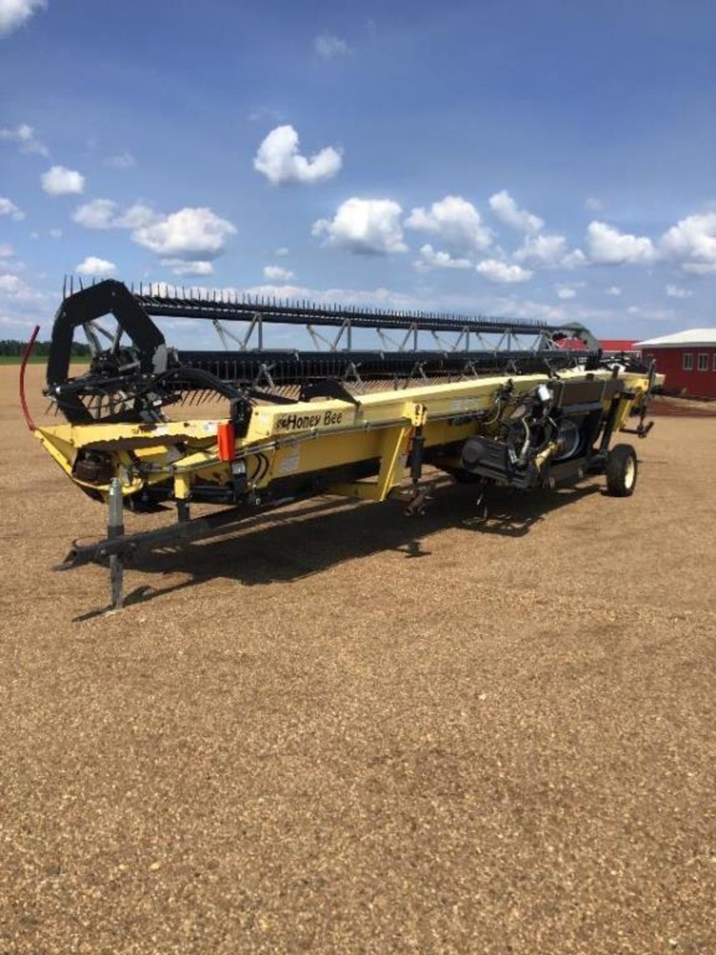 2006 HONEY BEE SP36 36 Ft Draper Header to fit Case IH 88 series combines, P/U reel, hyd F&A,