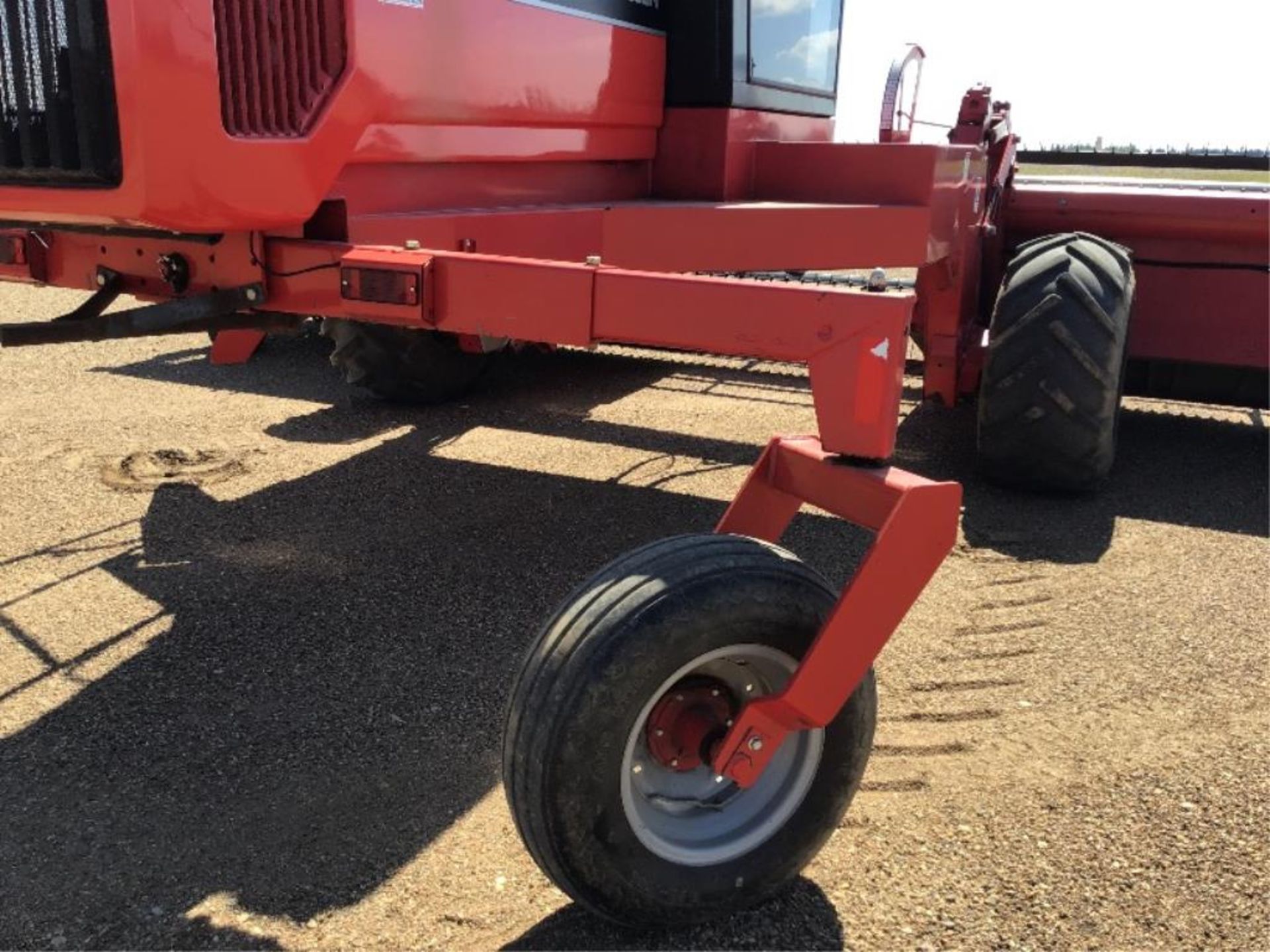 1999 Massey Ferguson 220 Series II 26Ft Swather 1754hr, VIN H220566, 21.5-16.1SL Front Tires , - Image 10 of 33