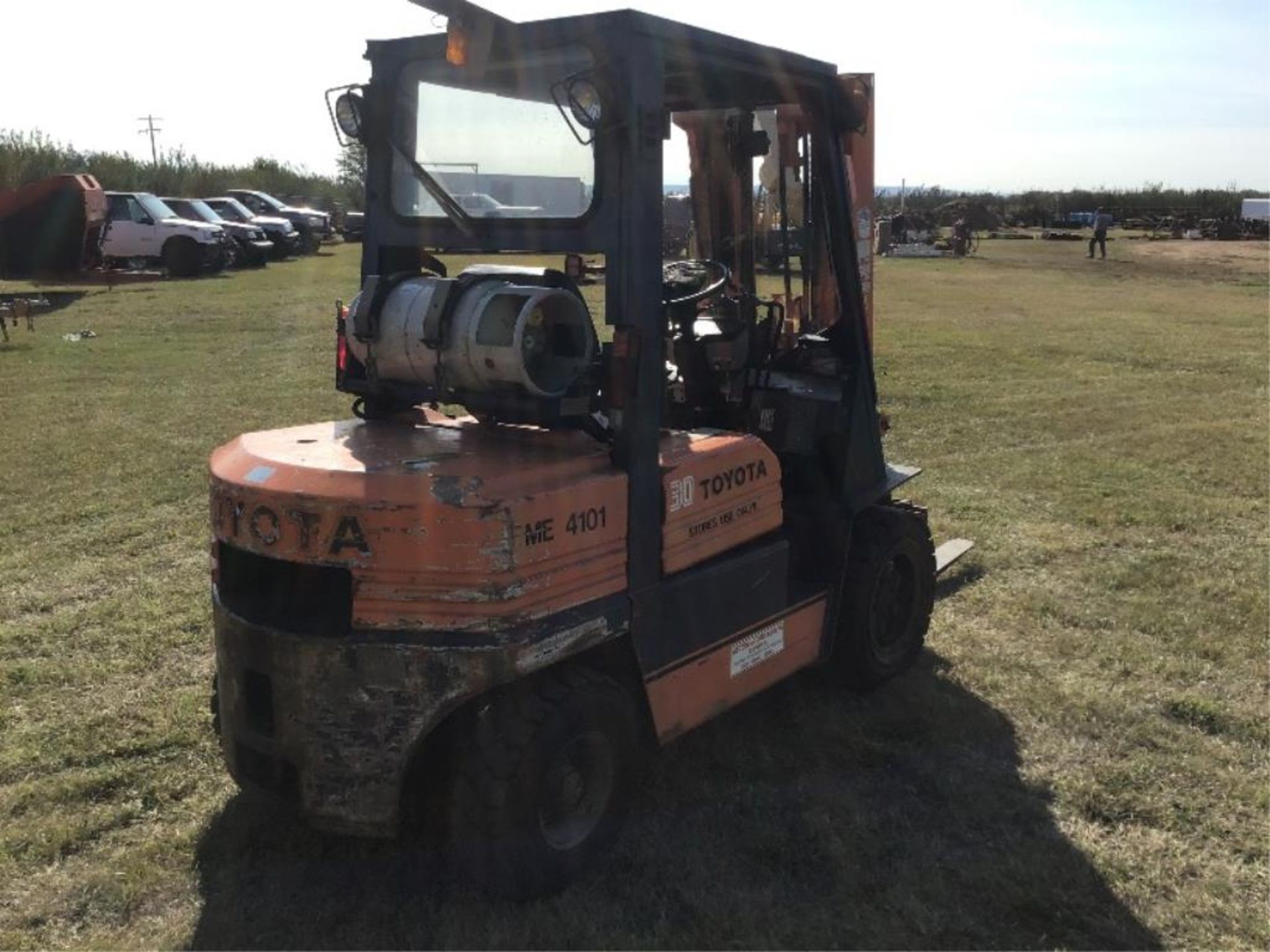 Toyota G30 Propane/Gas Powered Forklift 6000lb Lift Capacity 14ft Lift c/w Doors & Heater. s/n 5FG - Image 3 of 14