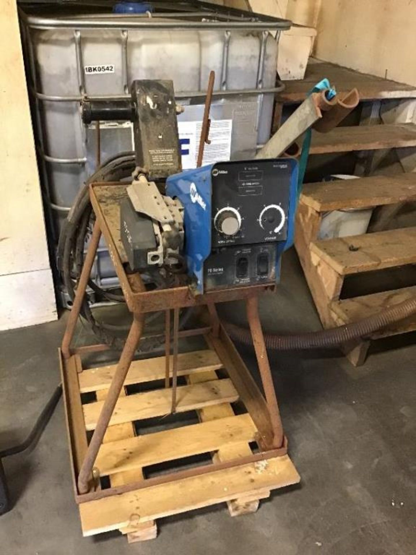 Miller 70 Series 24V Wire Feeder w/Wires & Cart This unit did not work as anticipated. Consignor doe