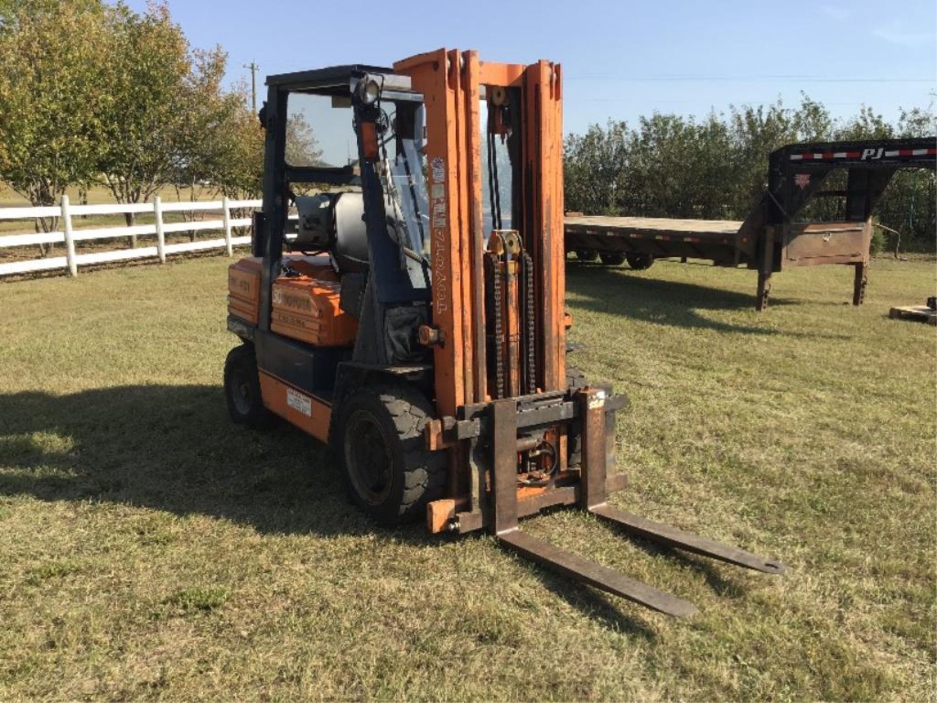 Toyota G30 Propane/Gas Powered Forklift 6000lb Lift Capacity 14ft Lift c/w Doors & Heater. s/n 5FG - Image 2 of 14