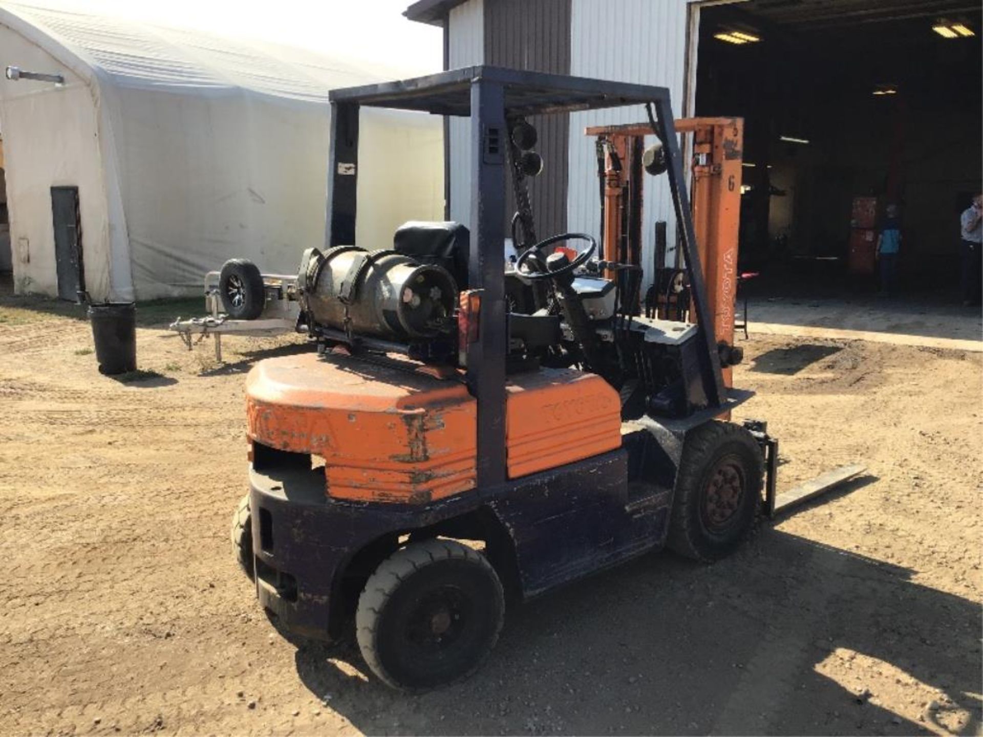 Toyota G25 Propane/Gas Powered Forlift 10ft Lift S/N 405FG25-61786. Possession of this Unit is Mond - Image 3 of 10