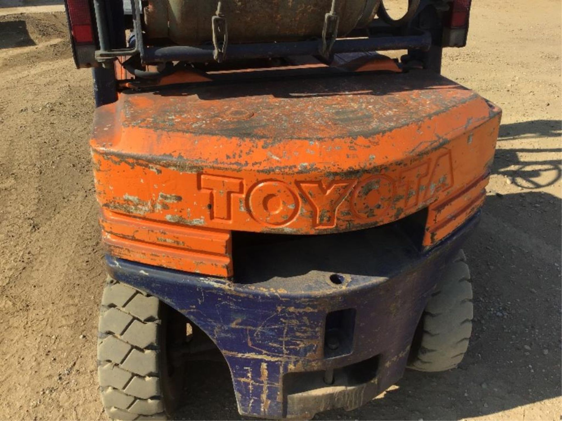 Toyota G25 Propane/Gas Powered Forlift 10ft Lift S/N 405FG25-61786. Possession of this Unit is Mond - Image 9 of 10