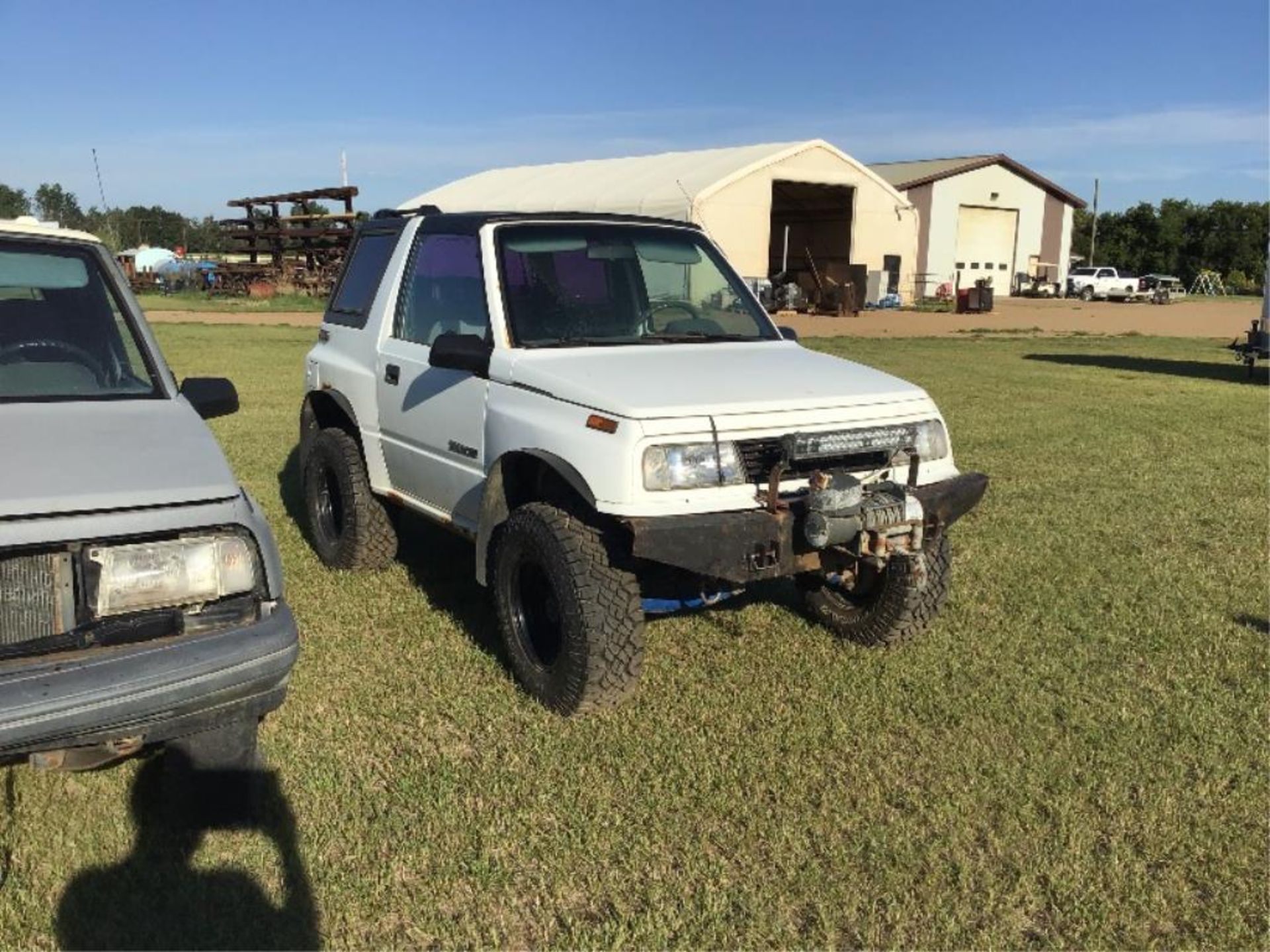 1991 GMC Tracker 4WD SUV VIN 2CKBJ18U6M6935662 5-spd St Trans, Front Mount 7500lb Cable Winch, 255,7 - Image 2 of 13