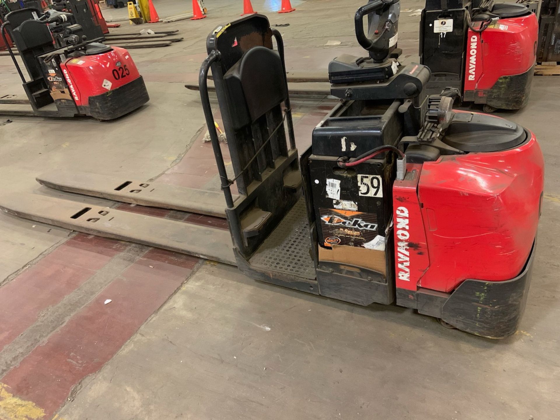 Raymond Electric Pallet Jack model: 8510 Serial: 851-17-14148 Year:2017 - Image 2 of 4