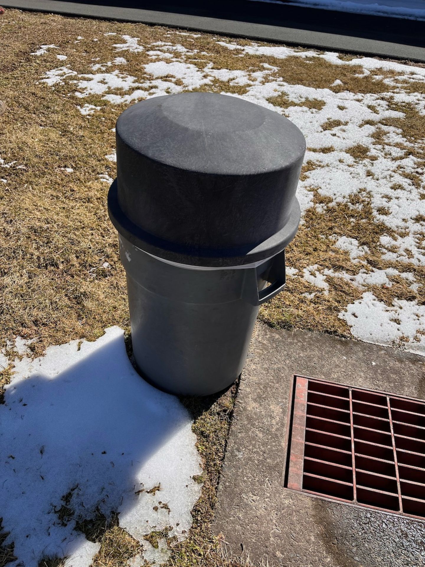 Outdoor trash can with cover