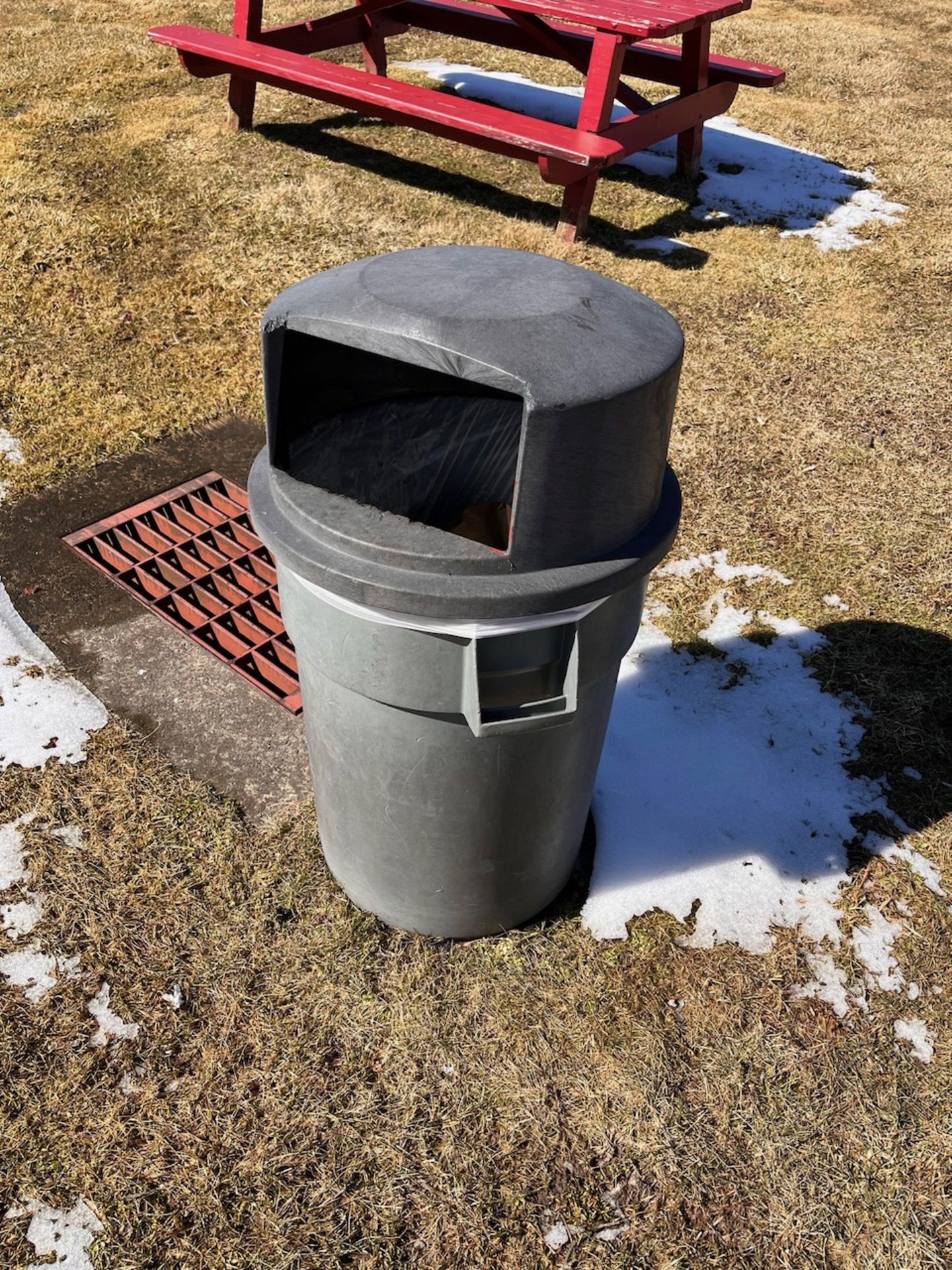 Outdoor trash can with cover - Image 2 of 2